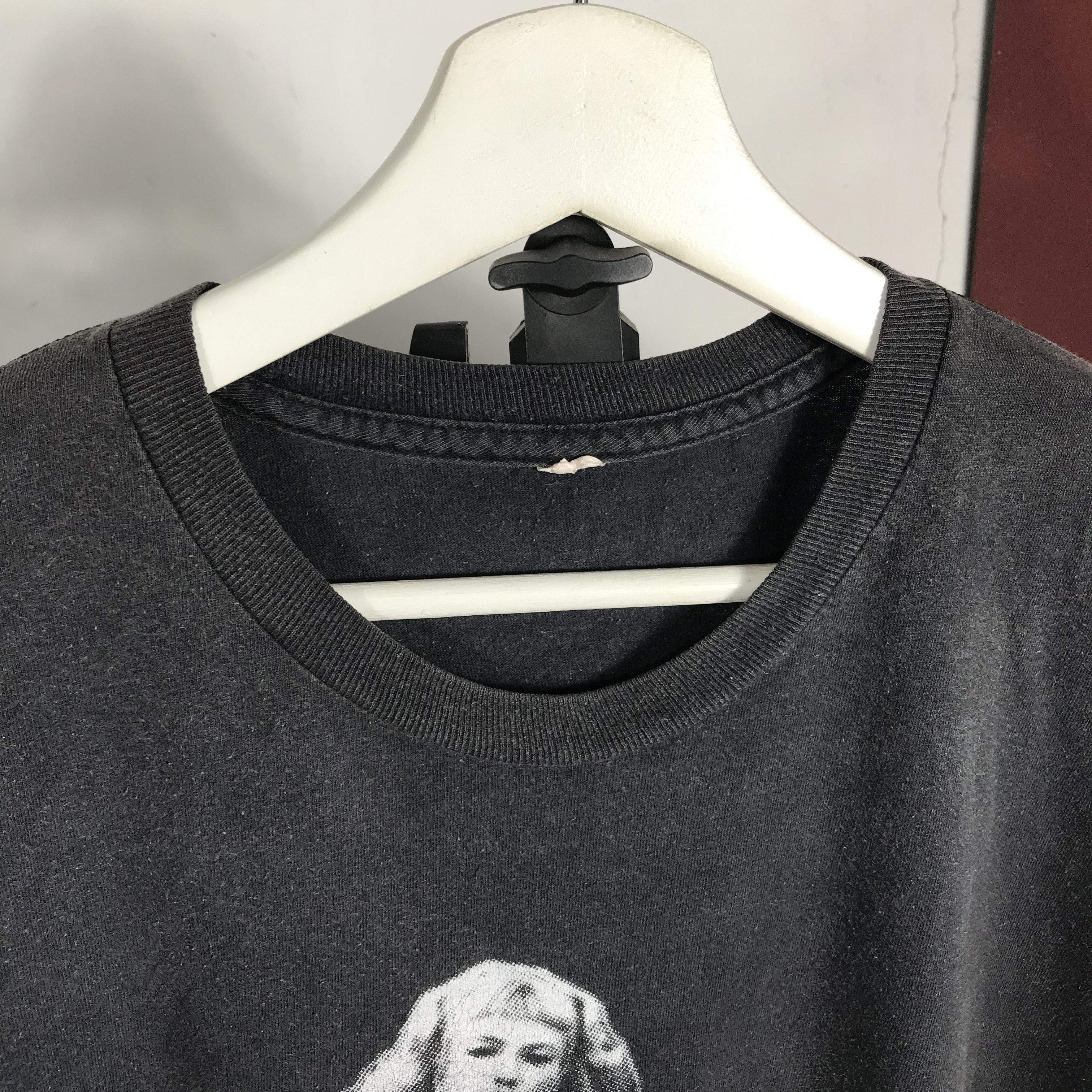 Vintage Vintage 90s TRACI LORDS erotic girls soft tender hands tee Size US L / EU 52-54 / 3 - 5 Thumbnail