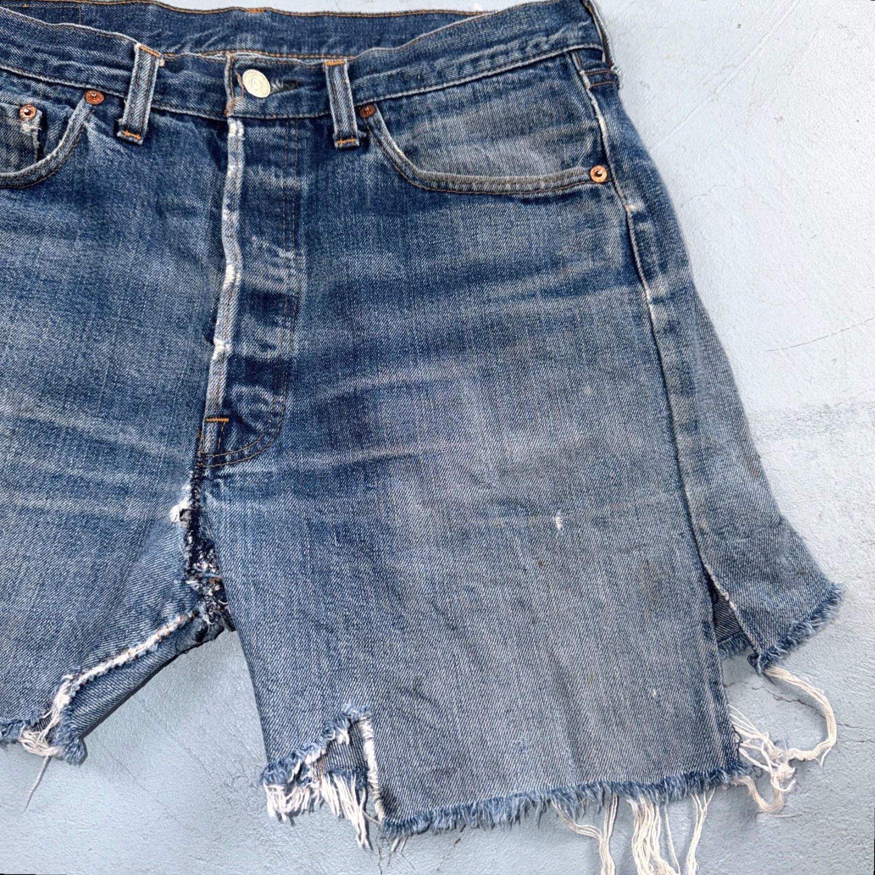 Levi's VINTAGE Levi's 501 Jeans 31x5 Light Wash Blue Denim Straight Classic USA 70s 80s Distressed Men Size US 31 - 2 Thumbnail