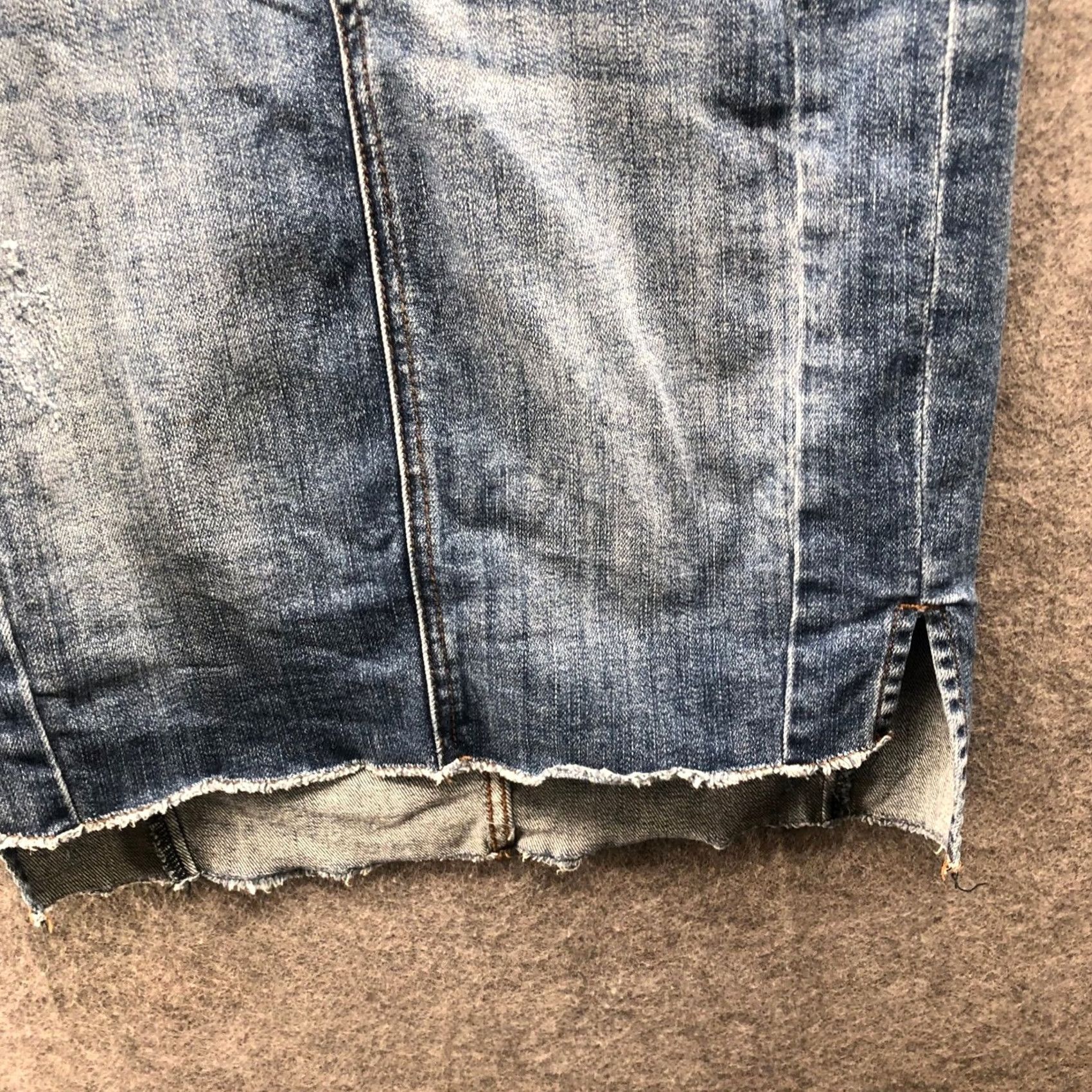 Vintage VINTAGE? No. Connie Denim Pencil Skirt Womens 00 Dark Wash Blue High Rise Low Frayed Hem Stretch KUT from the Kloth Size 24" / US 00 / IT 34 - 4 Thumbnail