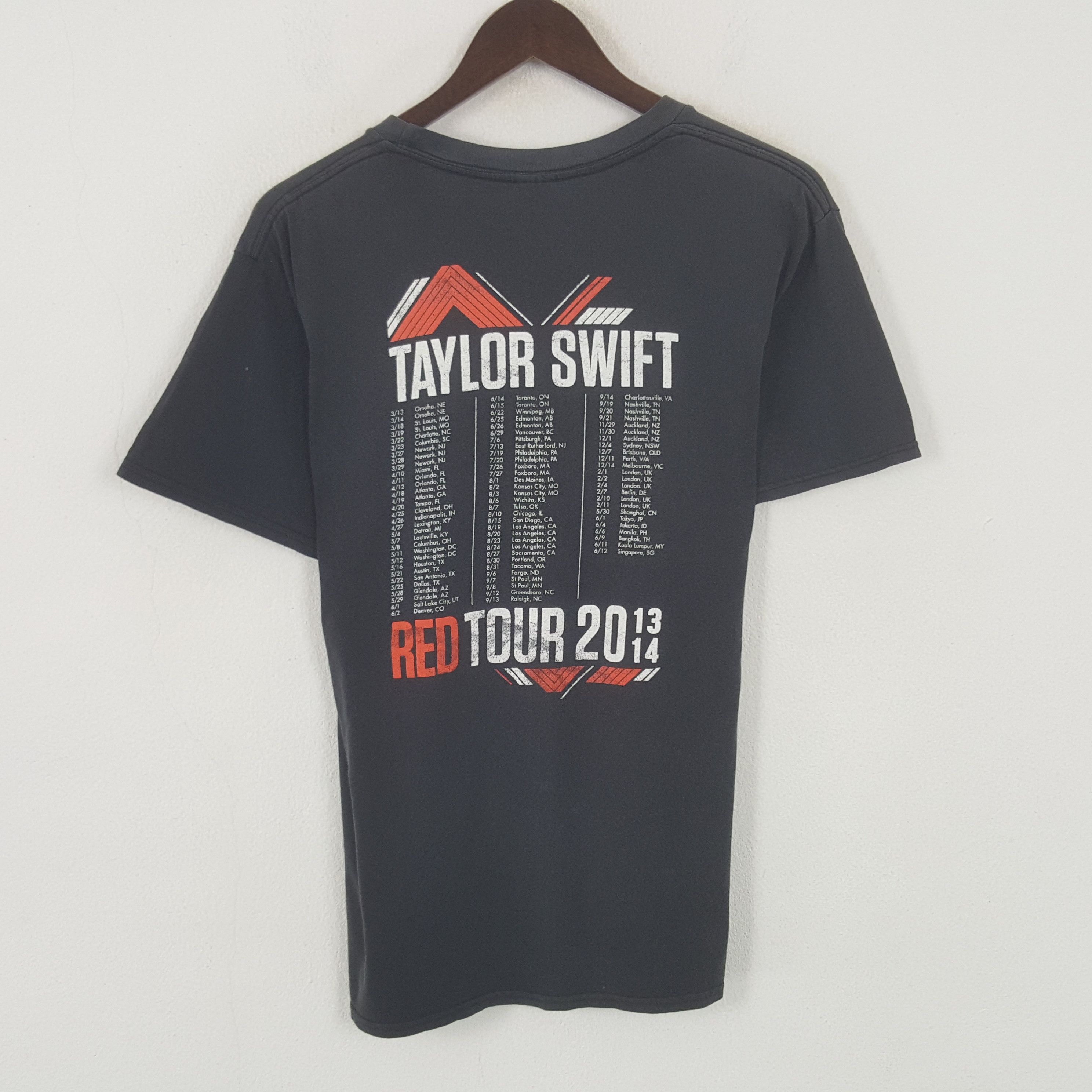 Band Tees Vintage Tailor Swift American Singer Red Tour Tshirt Size US M / EU 48-50 / 2 - 3 Thumbnail