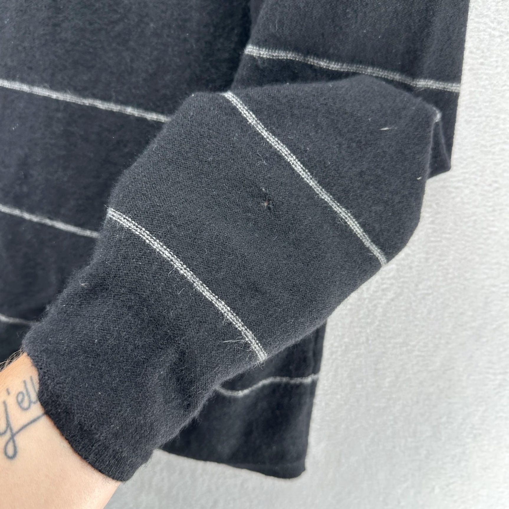 Saks Fifth Avenue Saks Fifth Avenue Cashmere Sweater Mens Large Black Striped V Neck Knit Pullover Size US L / EU 52-54 / 3 - 7 Thumbnail