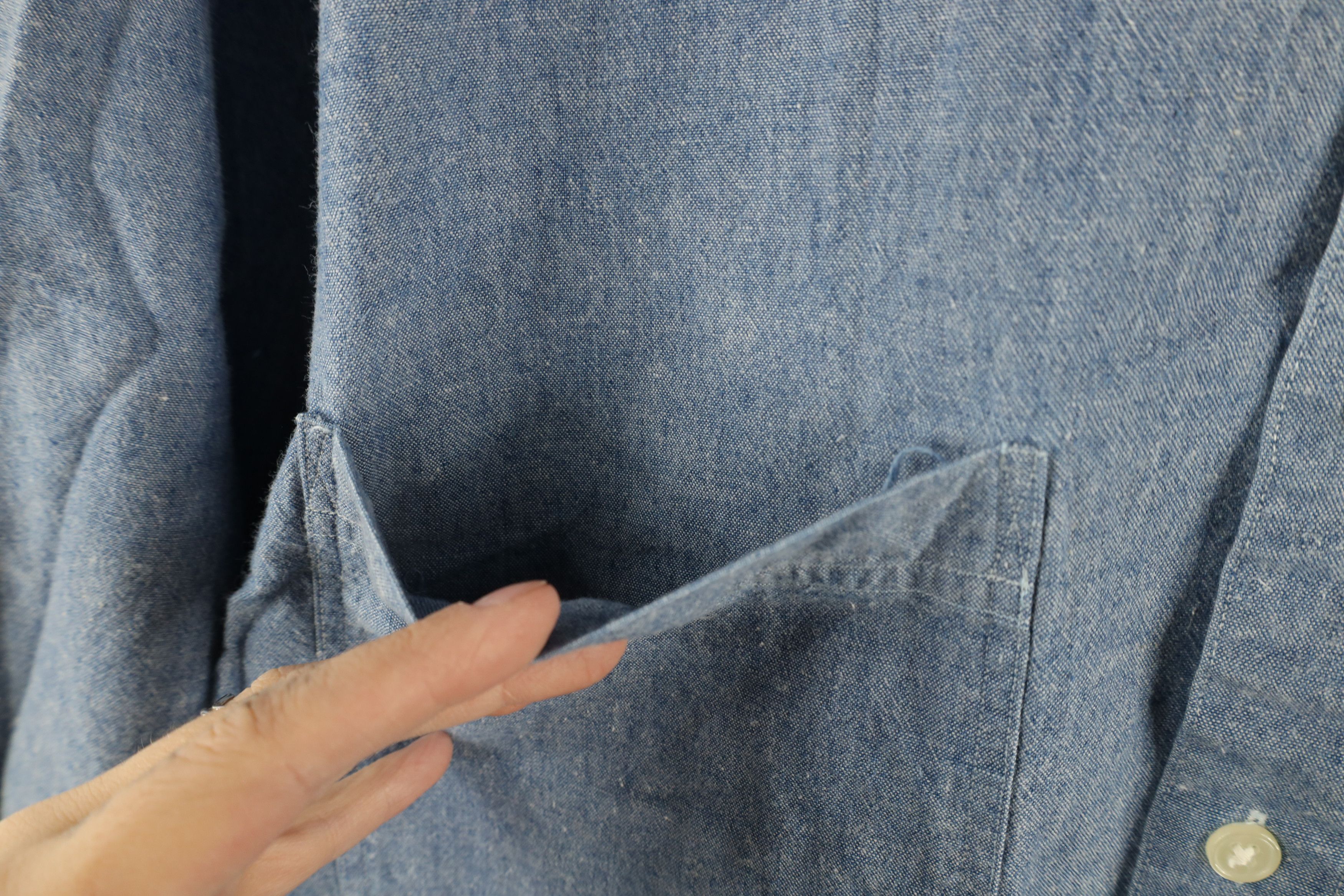 Izod × Vintage Vintage 90s Izod Spell Out Crest Chambray Button Down Shirt Size US M / EU 48-50 / 2 - 5 Thumbnail