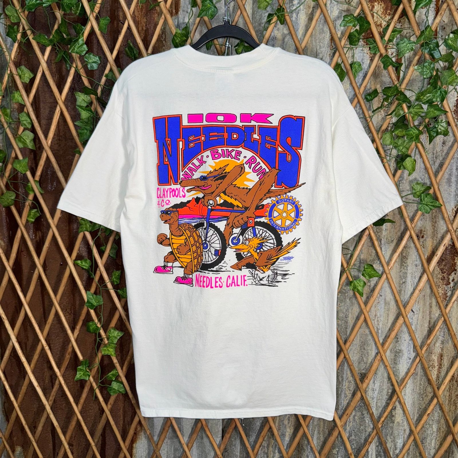 Hanes Vintage Y2K 10k needles walk bike run California 90s t-shirt Size US L / EU 52-54 / 3 - 1 Thumbnail