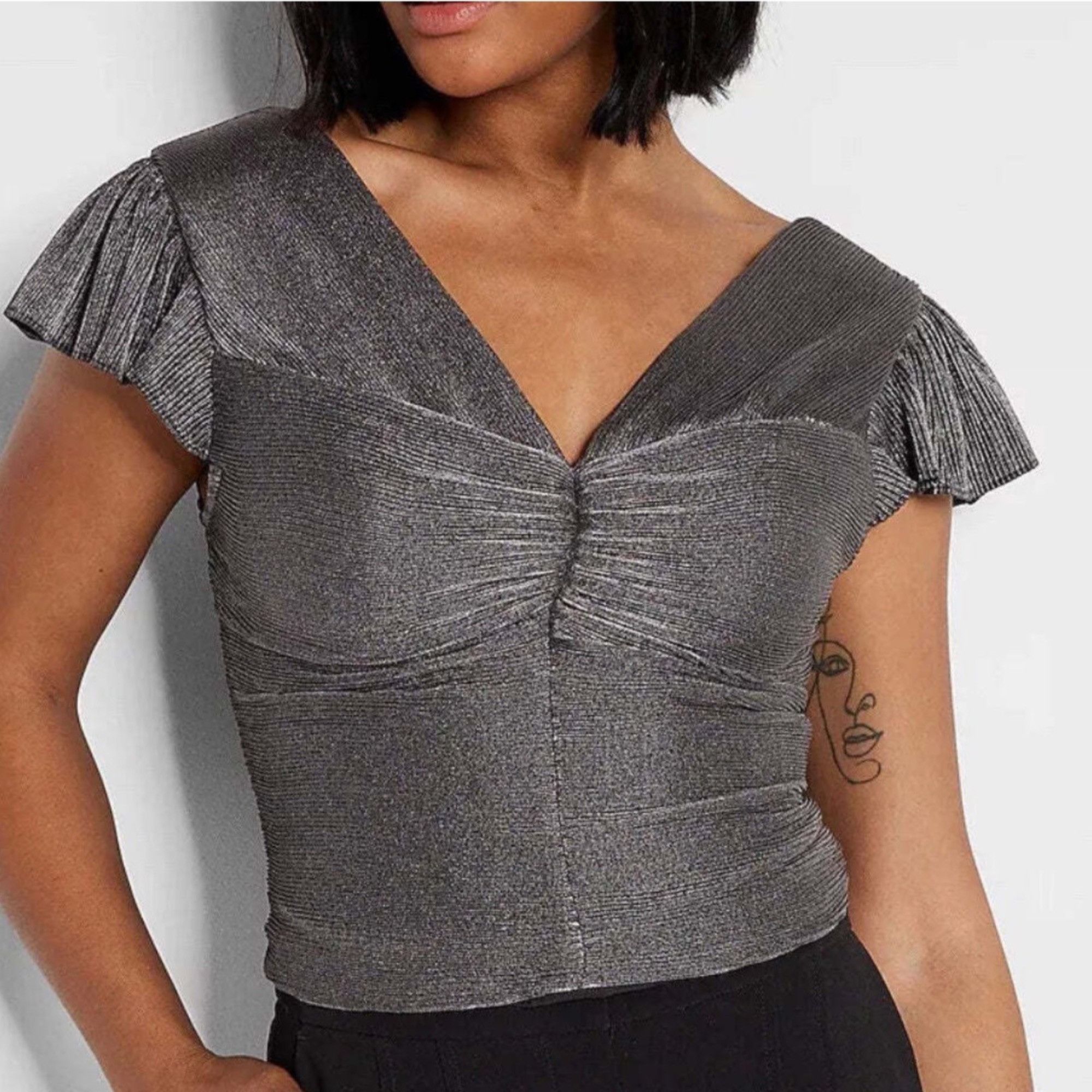 Express Express Metallic Pleated Flutter Sleeve Cropped Top Size M Size M / US 6-8 / IT 42-44 - 1 Thumbnail