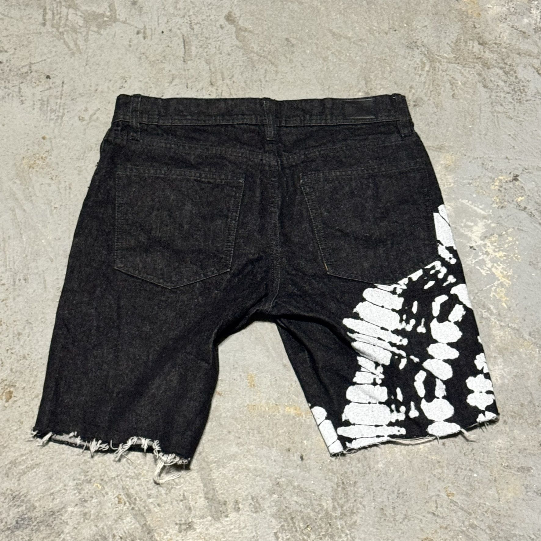 Urban Outfitters Urban Outfitters Black Tie Dye Cutoff Denim Shorts Size US 30 / EU 46 - 3 Thumbnail