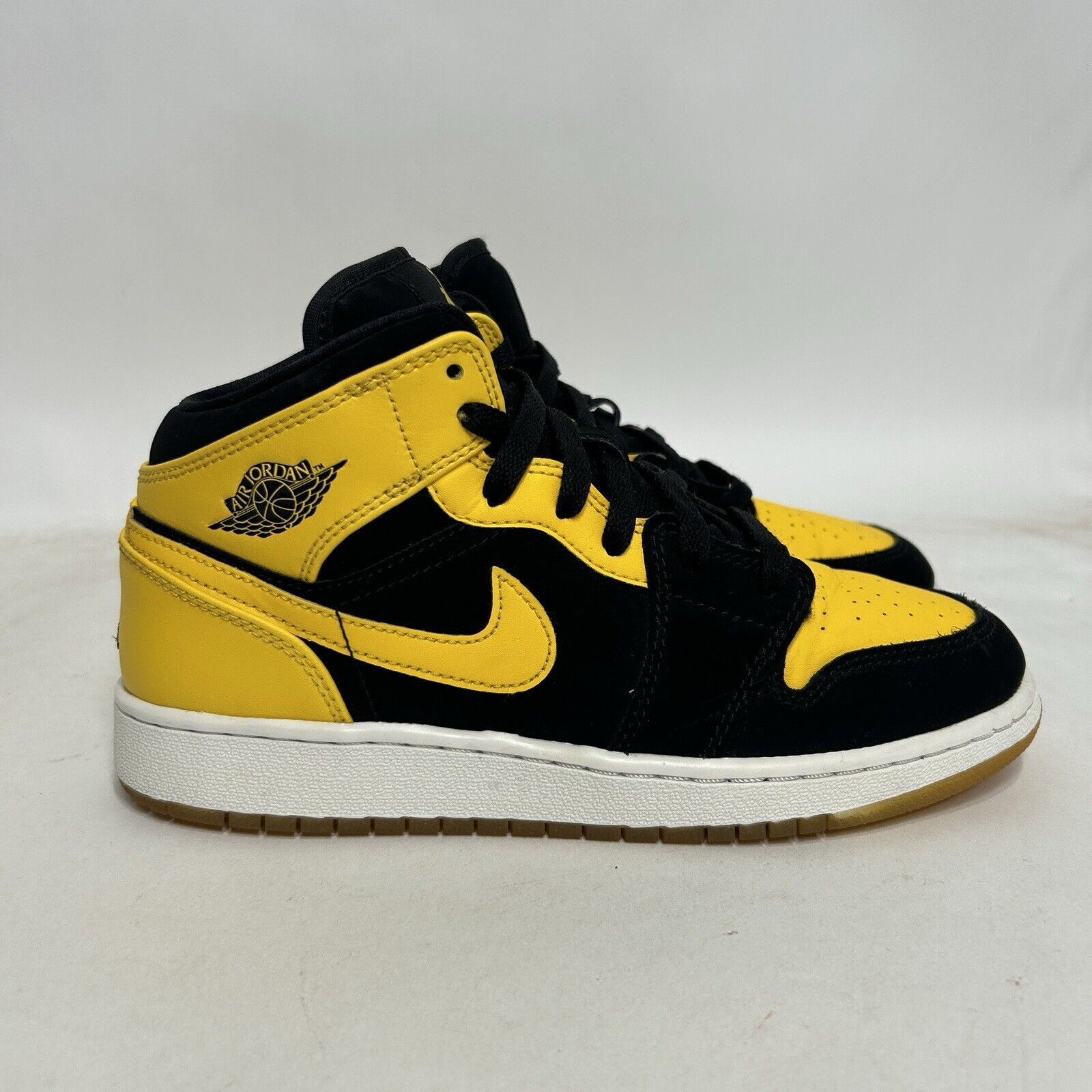 Jordan Brand Nike Air Jordan 1 Retro Mid GS “New Love” 2017 Size US 7 / IT 37 - 4 Thumbnail