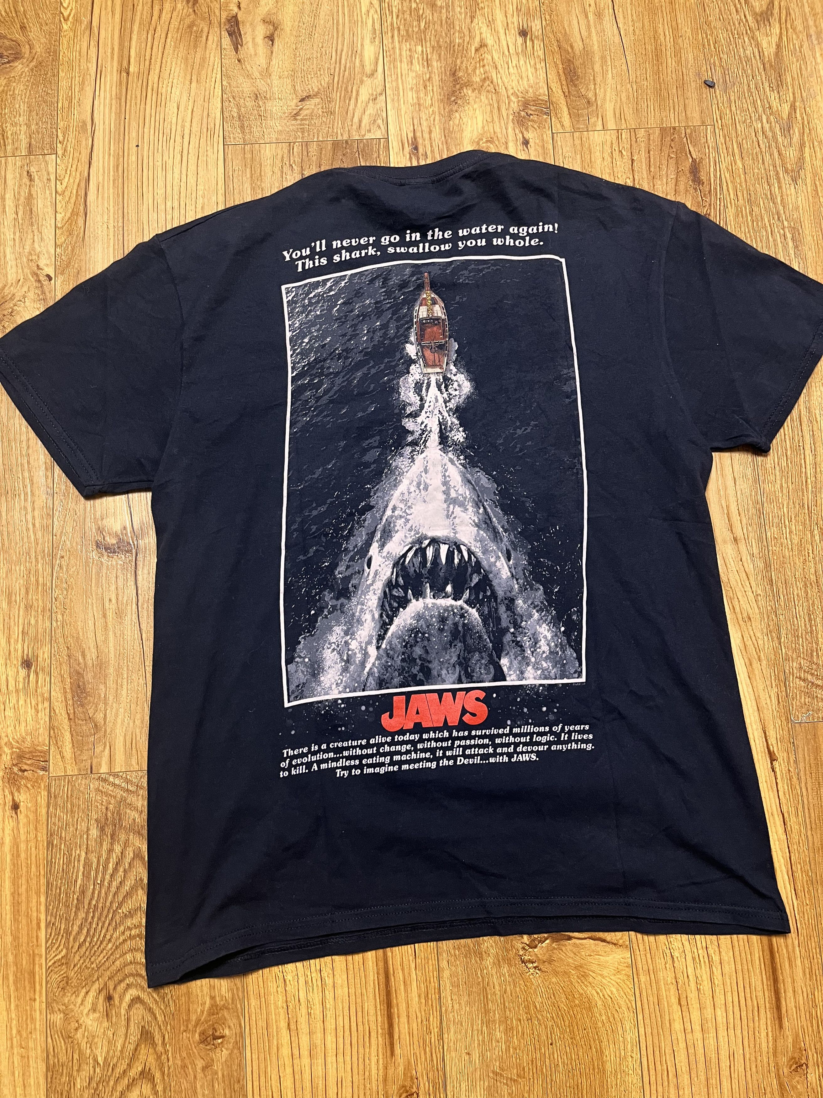 Vintage JAWS Movie Shark Chasing Boat Poster Steven Spielberg Tee Size US L / EU 52-54 / 3 - 1 Thumbnail