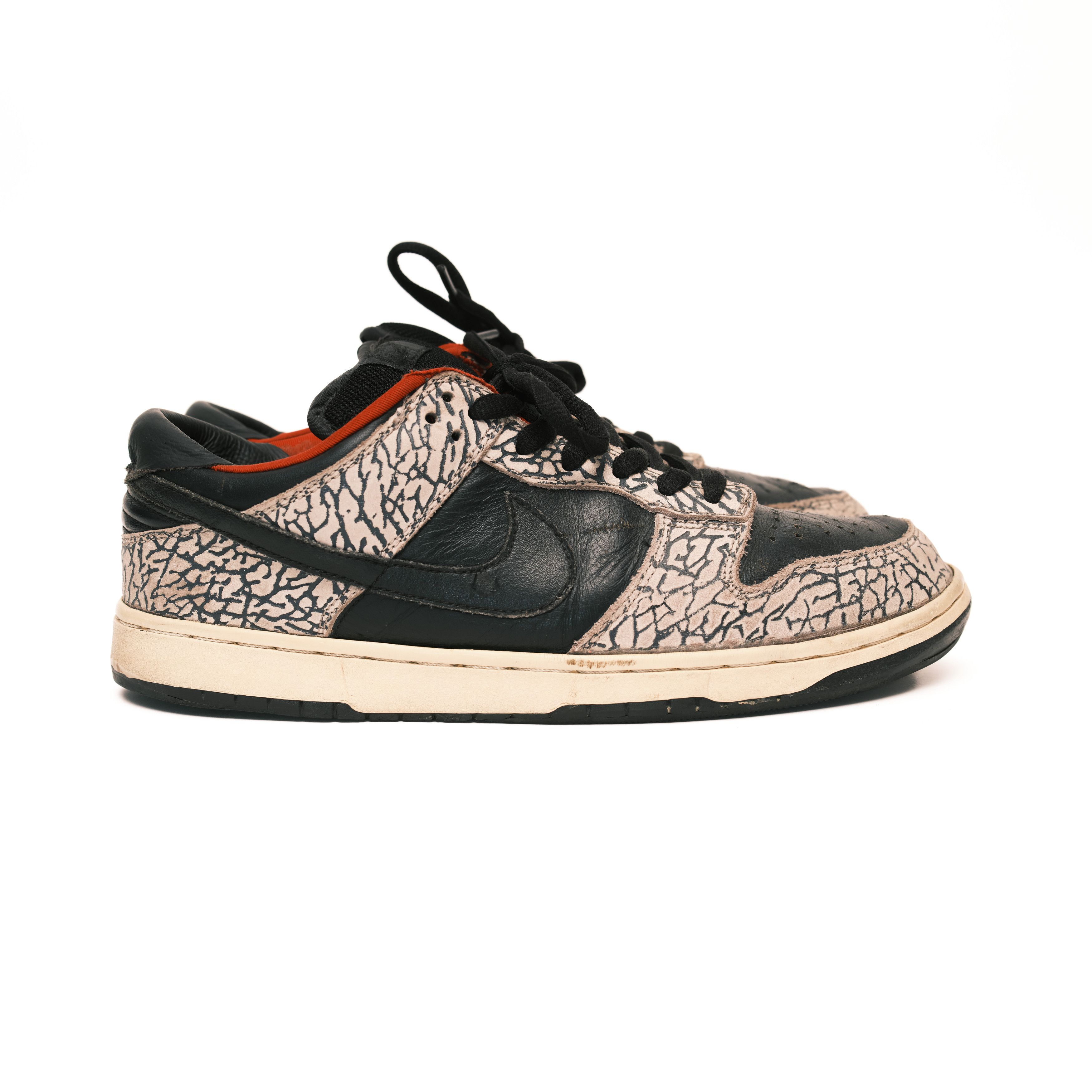 Nike × Supreme Nike SB Dunk Low Supreme Black Cement 2002 Size 10.5 Size US 10.5 / EU 43-44 - 2 Thumbnail