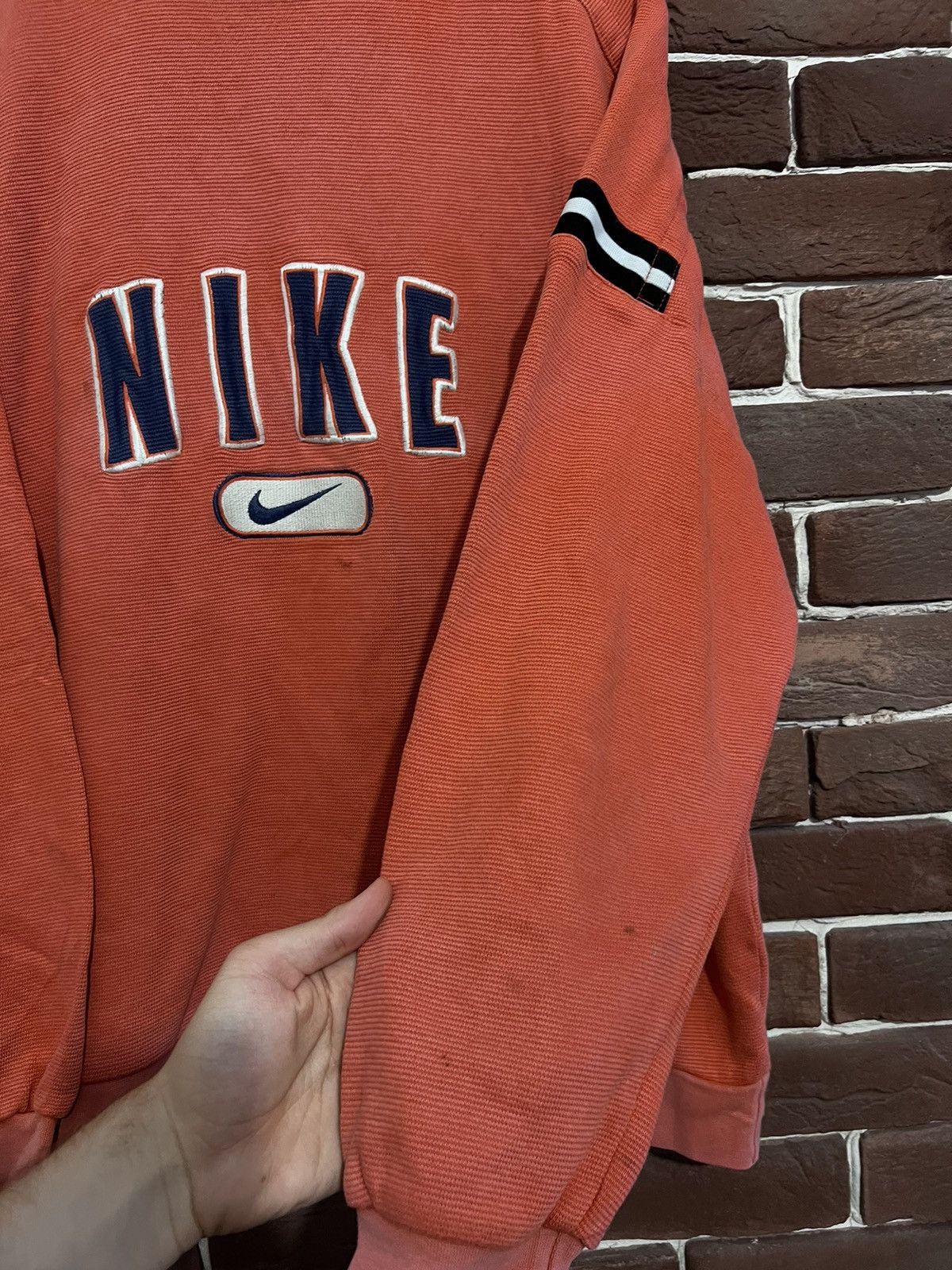 Nike Vintage 90s Nike Spellout Swoosh Logo Red Tag Crewneck L Size US L / EU 52-54 / 3 - 6 Thumbnail