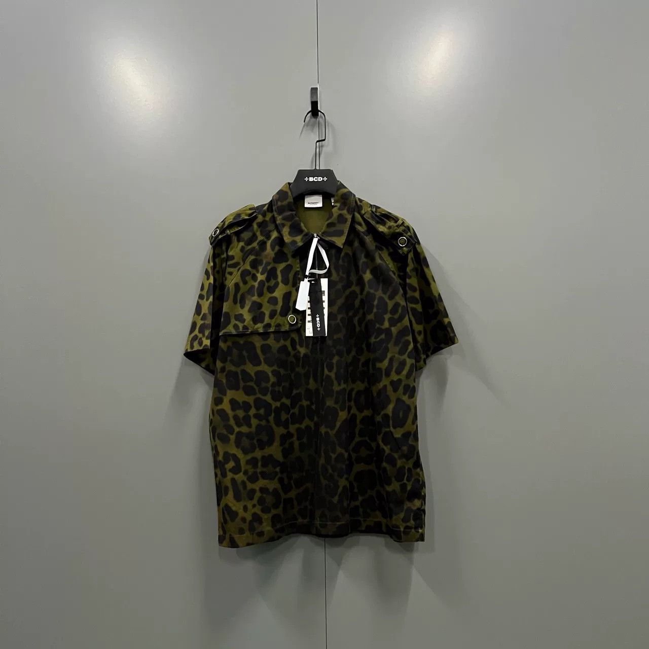 Burberry burberry leopard print half-zip short sleeve shirt Size US M / EU 48-50 / 2 - 1 Thumbnail