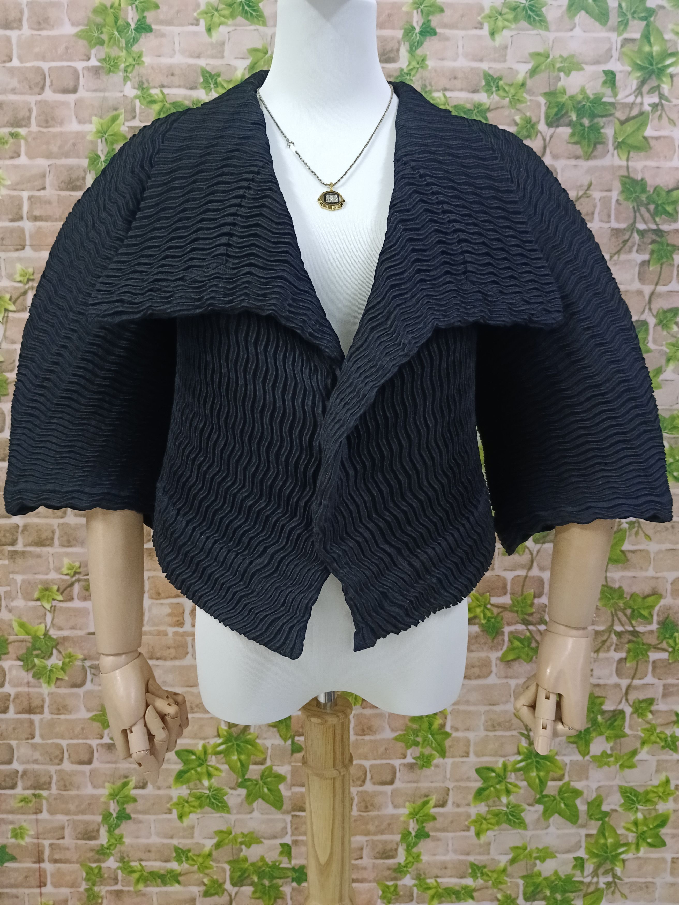 Pleats Please Issey Miyake ISSEY MIYAKE PLEATS BALERO JACKET Size M / US 6-8 / IT 42-44 - 2 Thumbnail