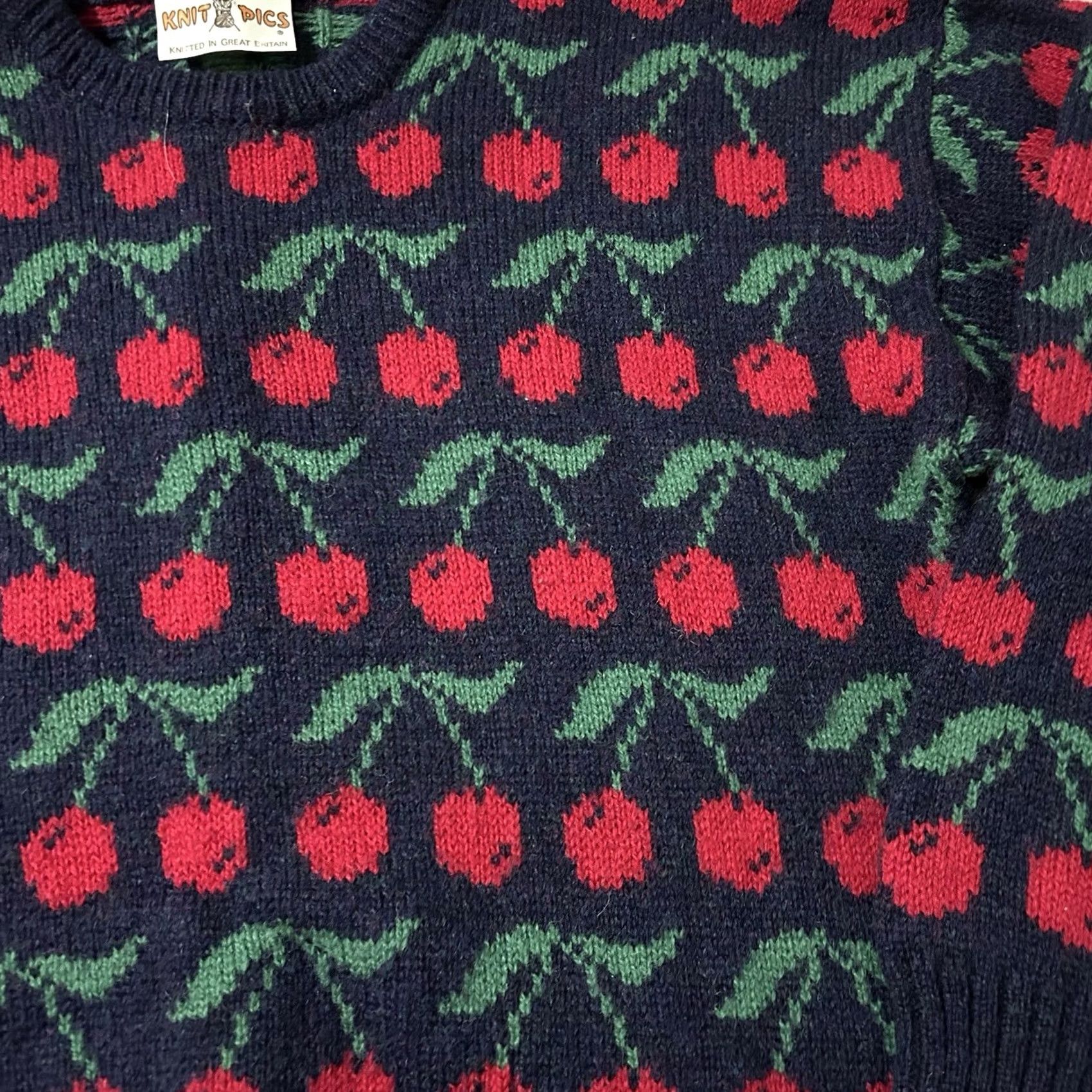 Greats VINTAGE 80s Knit Pics Edinburgh Great Britain Cherries AOP Wool Sweater 40 Blue L Womens Pullover Size L / US 10 / IT 46 - 2 Thumbnail