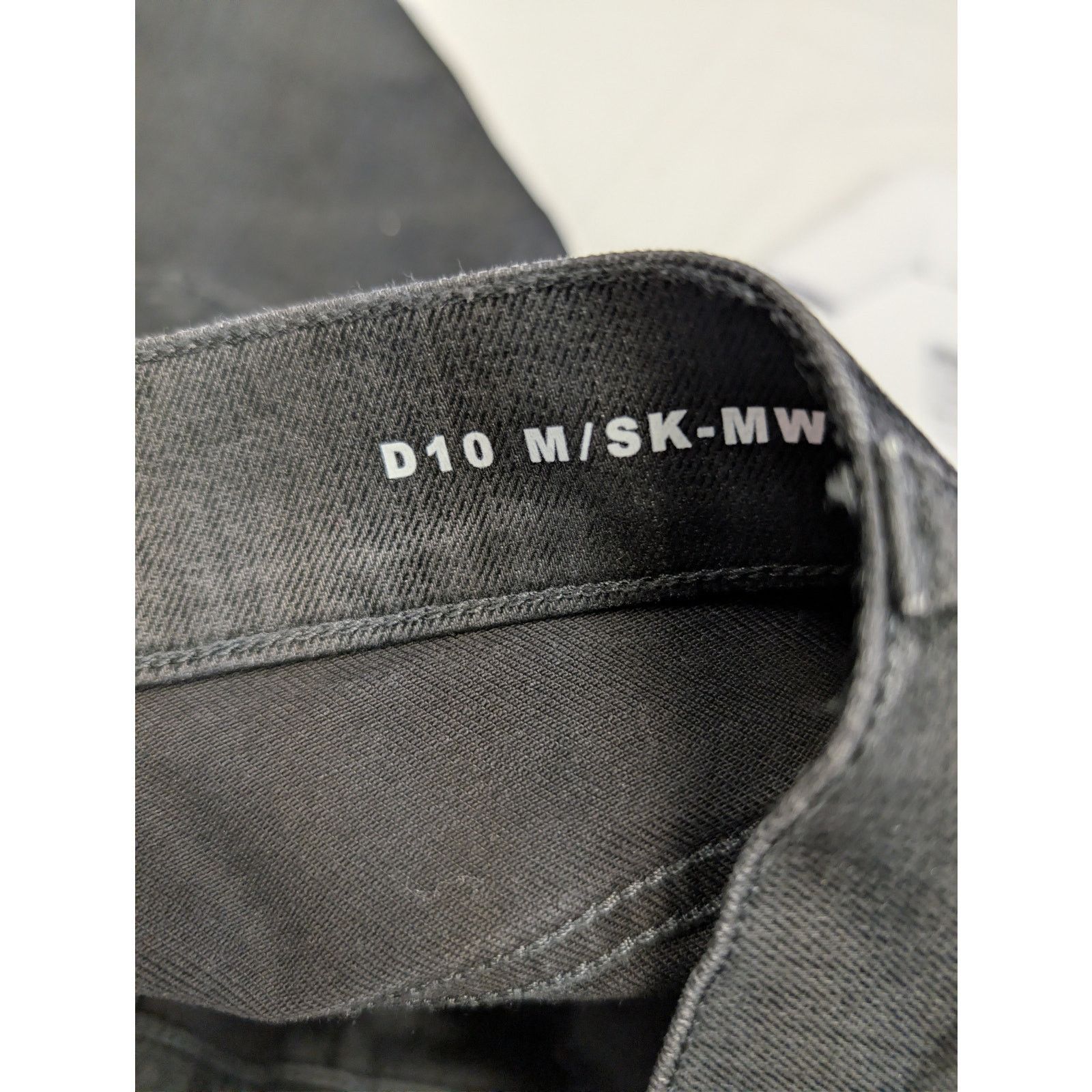 Saint Laurent Paris o1rshd1 Skinny Medium Waist Denim Jean in Black/Light Glazed Size US 29 - 15 Thumbnail
