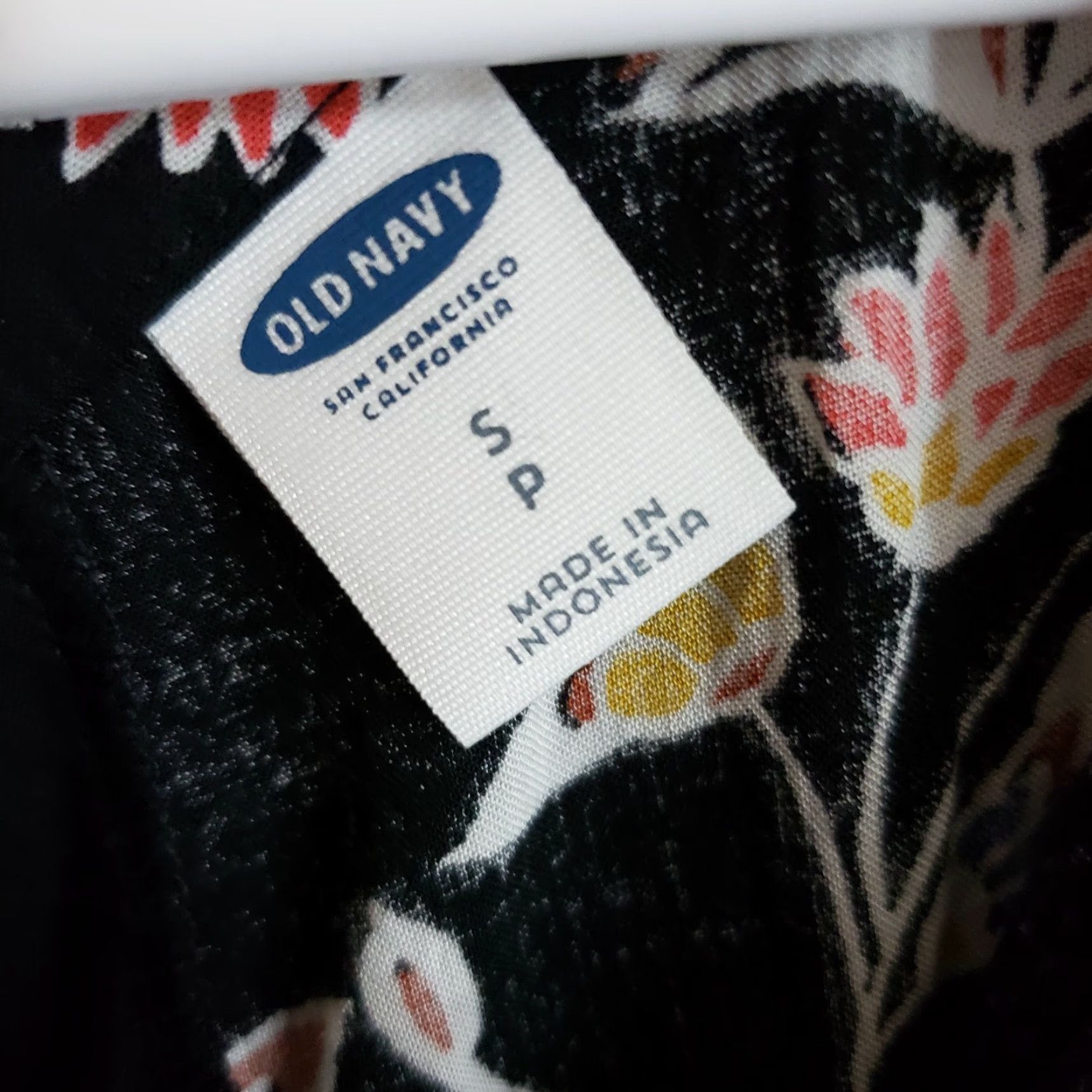 Old Navy Old Navy Womens Tank Top Sz Small Black Blue Floral V-Neck Rayon Keyhole Tank Size S / US 4 / IT 40 - 5 Thumbnail