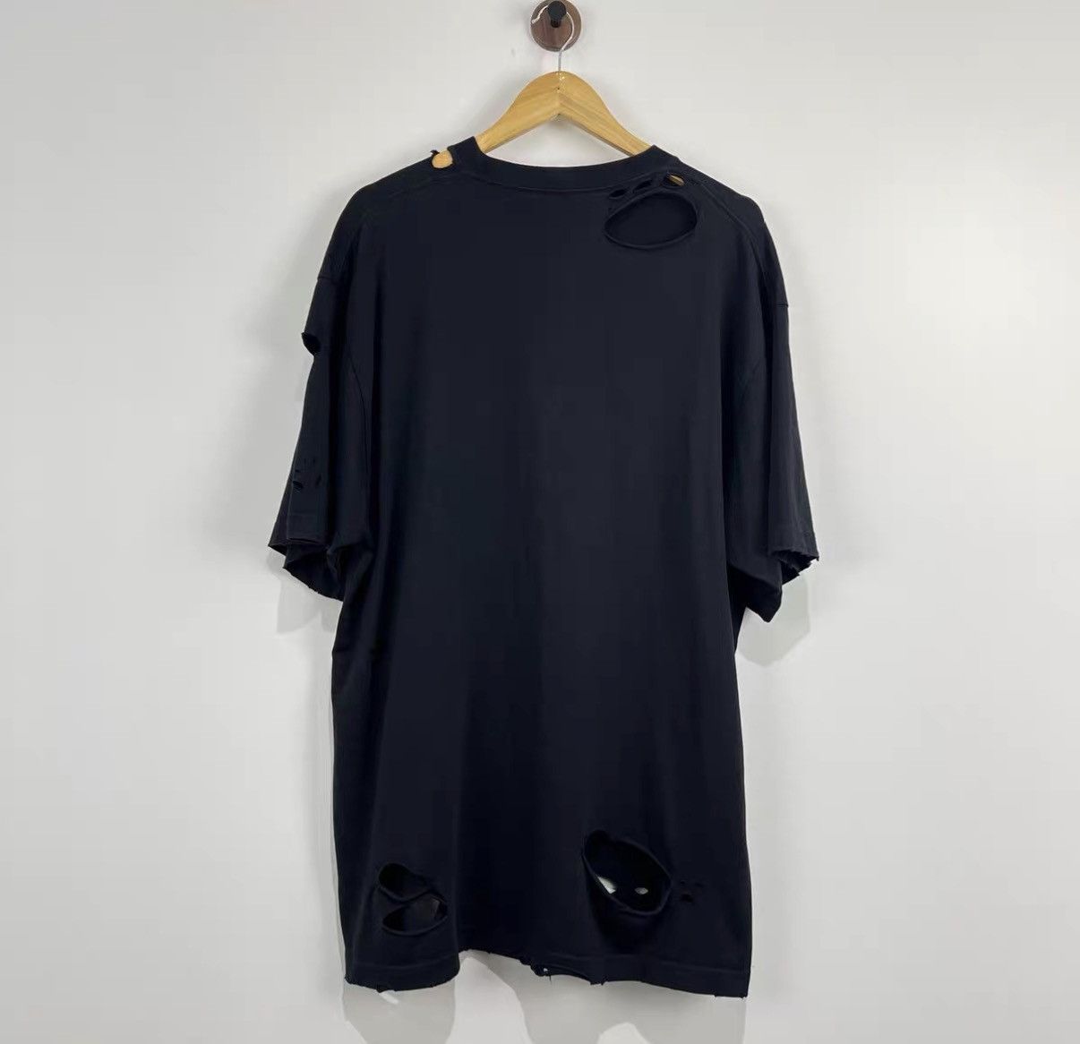 Balenciaga Balenciaga Ripped Vintage Printed T-shirt J42 Size US XS / EU 42 / 0 - 2 Thumbnail