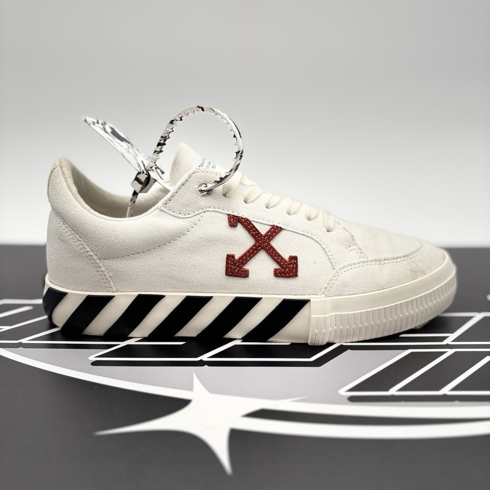 Off-White Off-White Vulc Sneaker ' White ' | GREAT CONDITION! Size US 7 / EU 40 - 2 Thumbnail