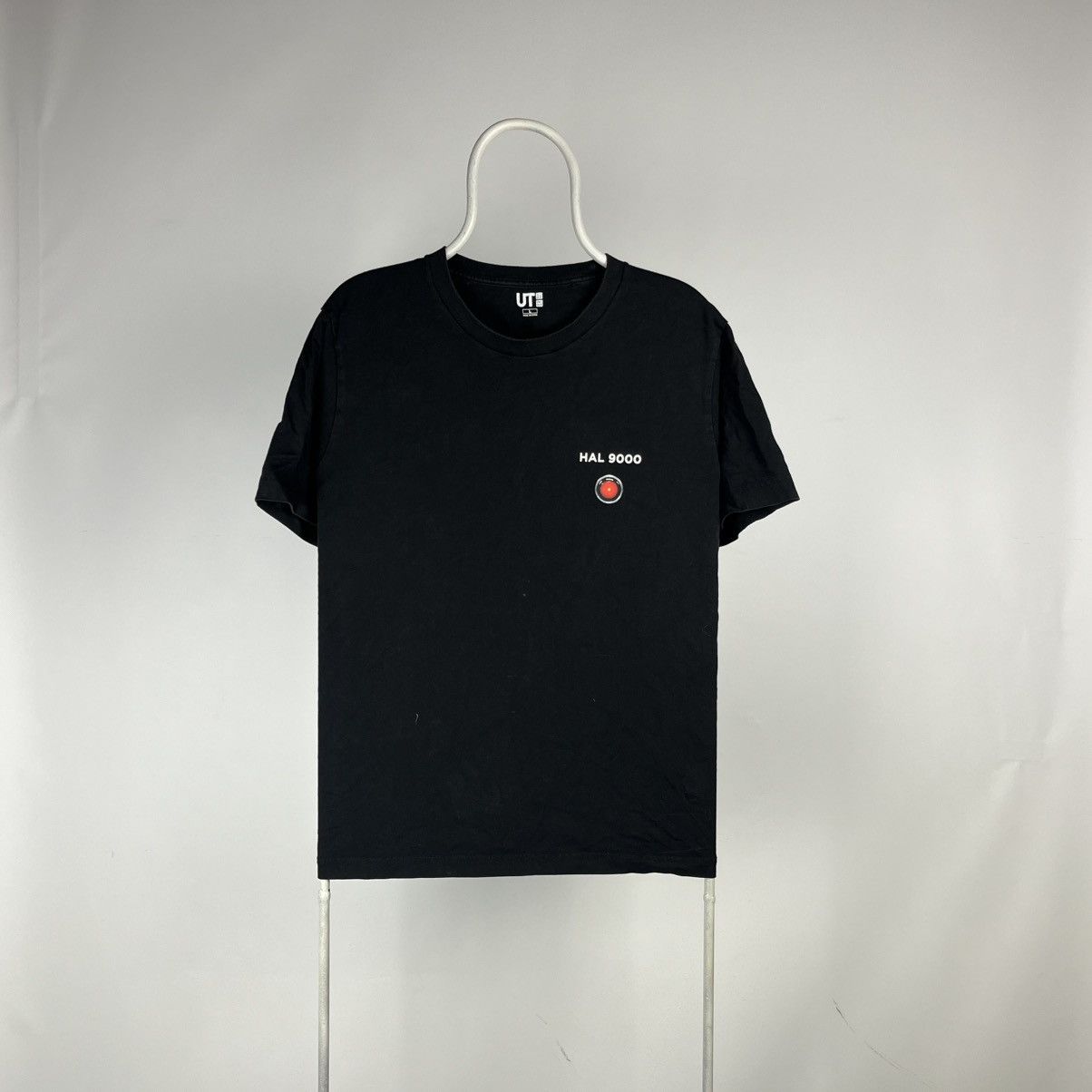 Uniqlo Uniqlo Hal 9000 a space odyssey 2001 Tshirt Size US L / EU 52-54 / 3 - 2 Thumbnail