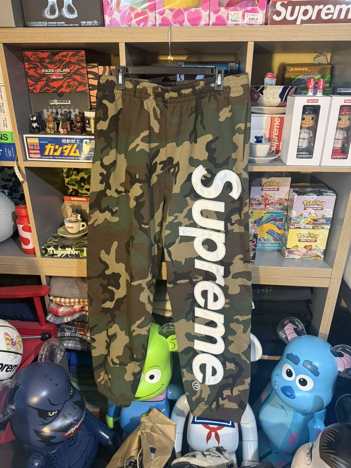 Supreme Supreme Woodland Camo Applique Sweatpants Size US 33 - 1 Thumbnail