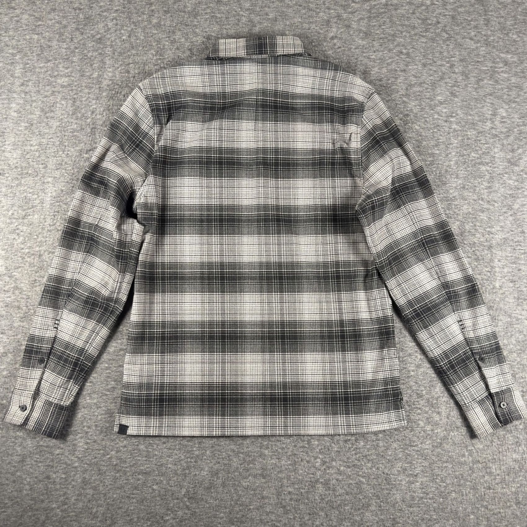 Lululemon Lululemon Flannel Shirt Mens Large Gray Black Plaid Long Sleeve Size US L / EU 52-54 / 3 - 5 Thumbnail