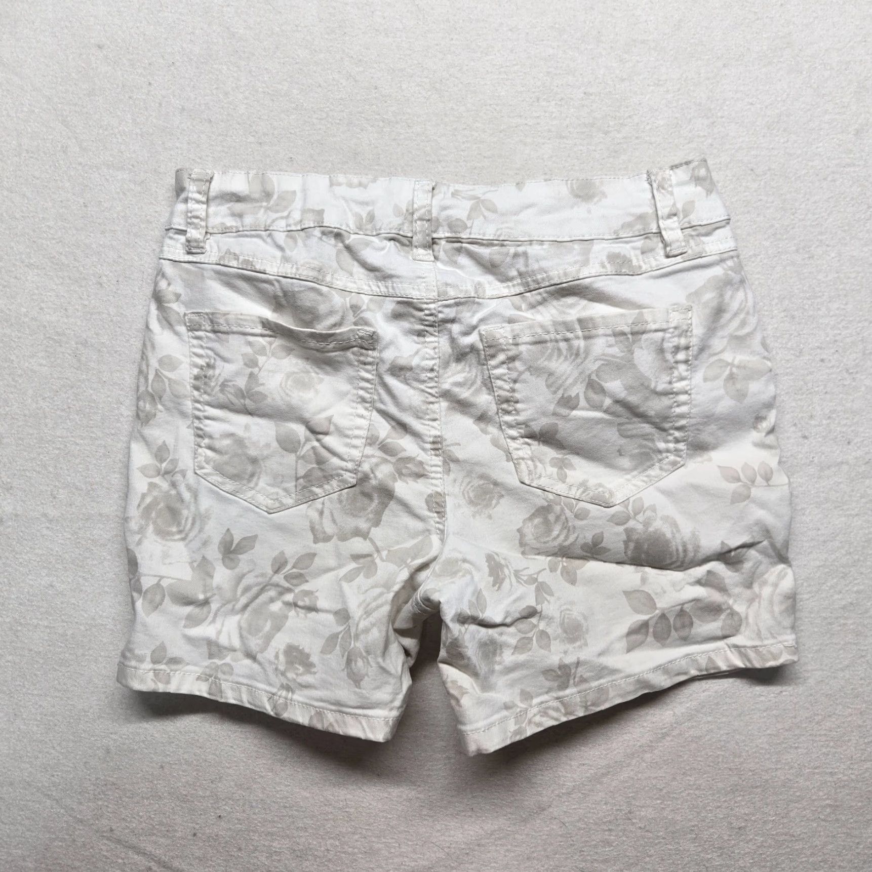 Vintage Artisan NY Women's White Floral Hawaiian Shorts Adult Women's Size 4 Size 27" / US 4 / IT 40 - 8 Thumbnail