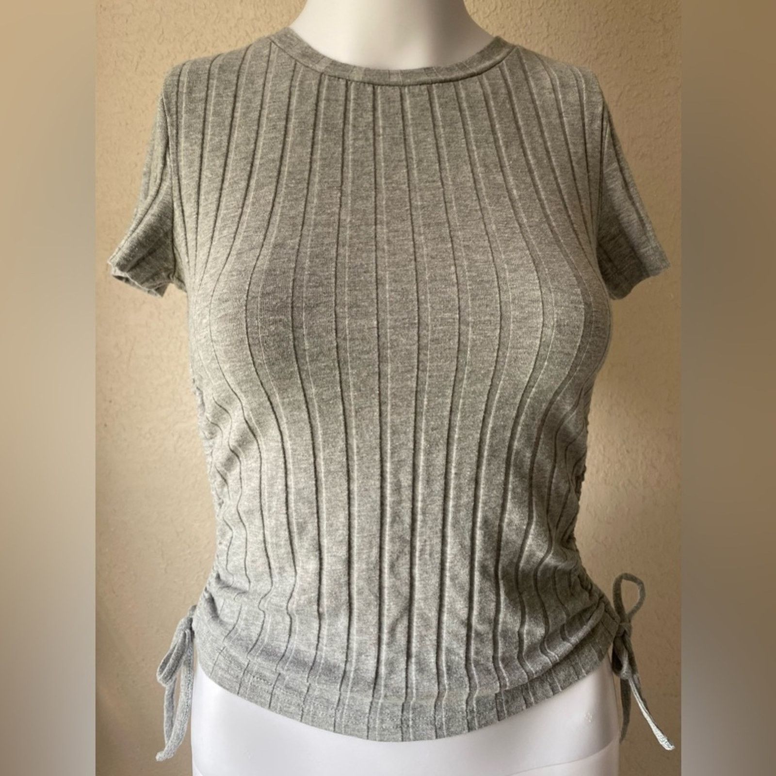 Shein SHEIN | Women's Fitted Gray Ribbed Cinch Tie Top | Small Size S / US 4 / IT 40 - 1 Thumbnail