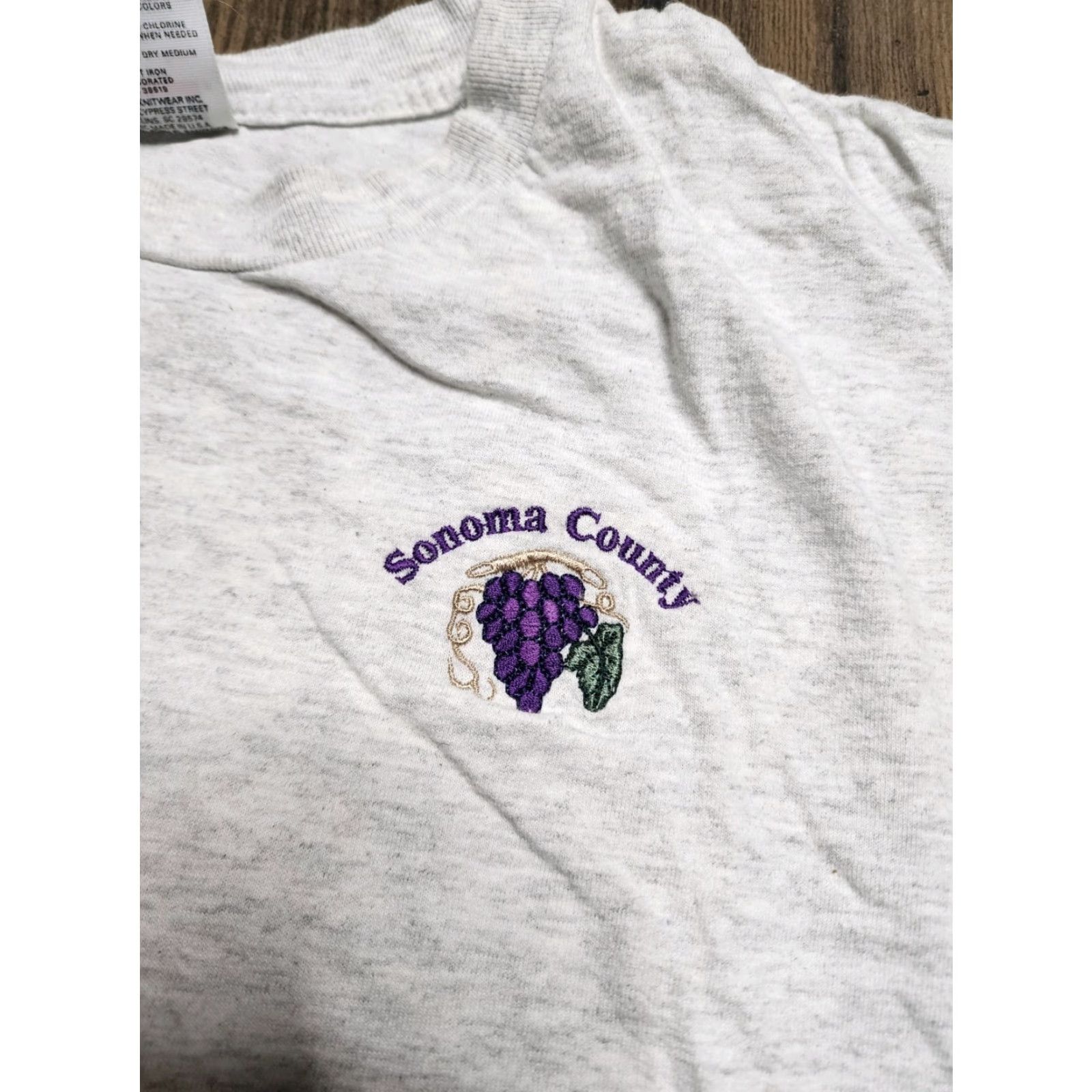 Anvil VINTAGE Men's Large Sonoma Ca Wine T-Shirt 90s Cotton Embroidered Grapes Sebastiani Vineyards USA Size US L / EU 52-54 / 3 - 7 Thumbnail