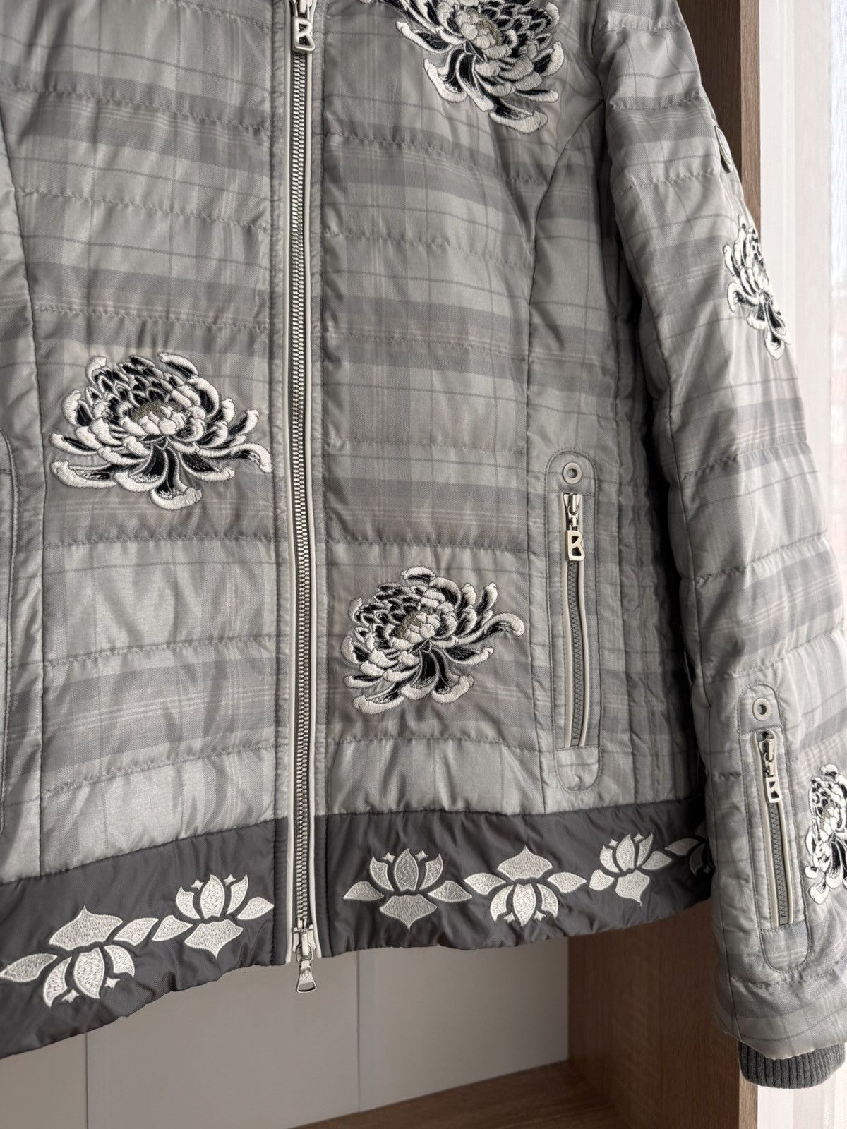 Bogner × Vintage Vintage Bogner Nepal Connection W’ Grey Flower Ski Jacket Size S / US 4 / IT 40 - 7 Thumbnail