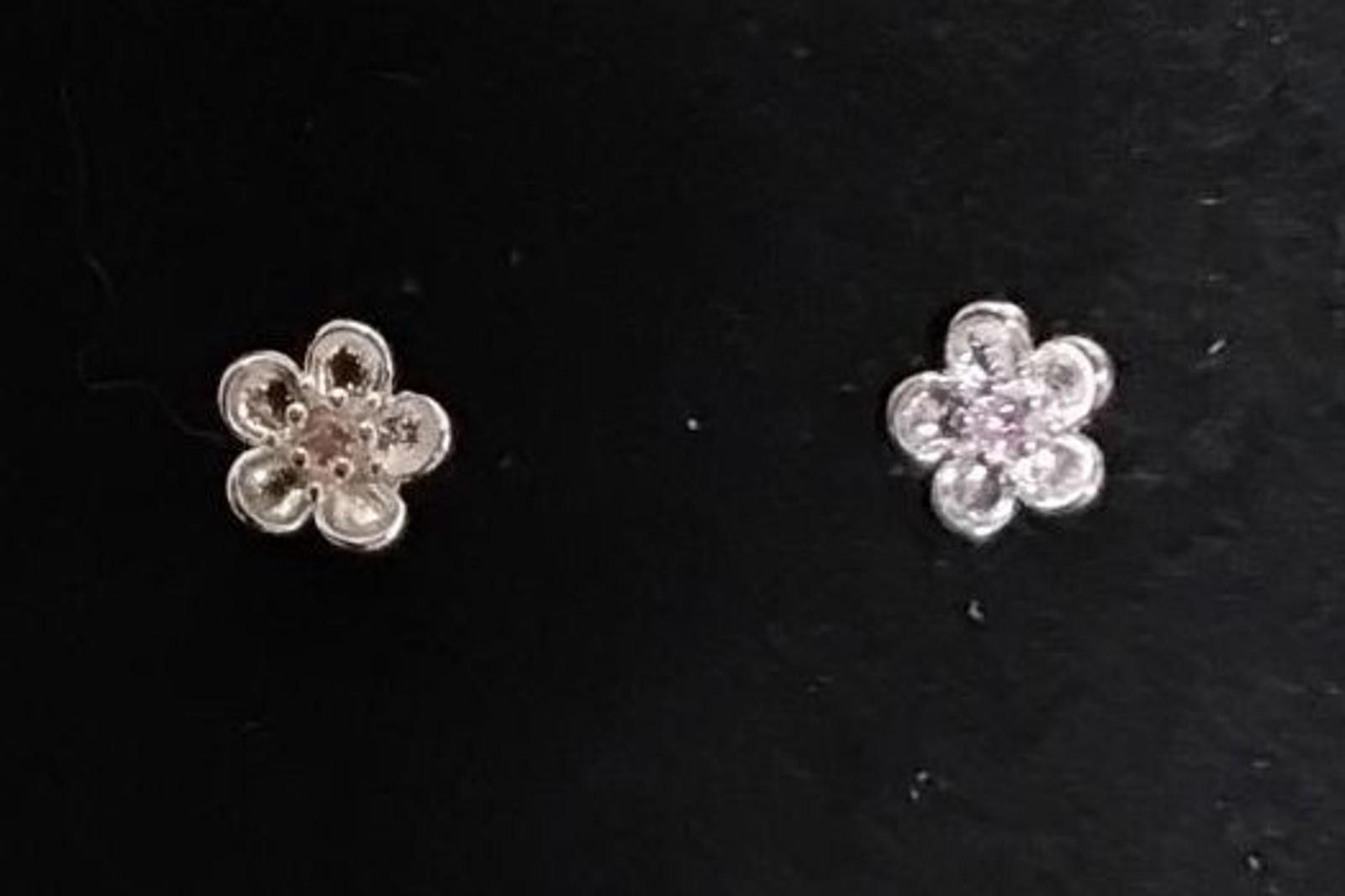 The Unbranded Brand Sparkling Flower Stud Earrings - Grab Yours Now! Size ONE SIZE - 1 Thumbnail