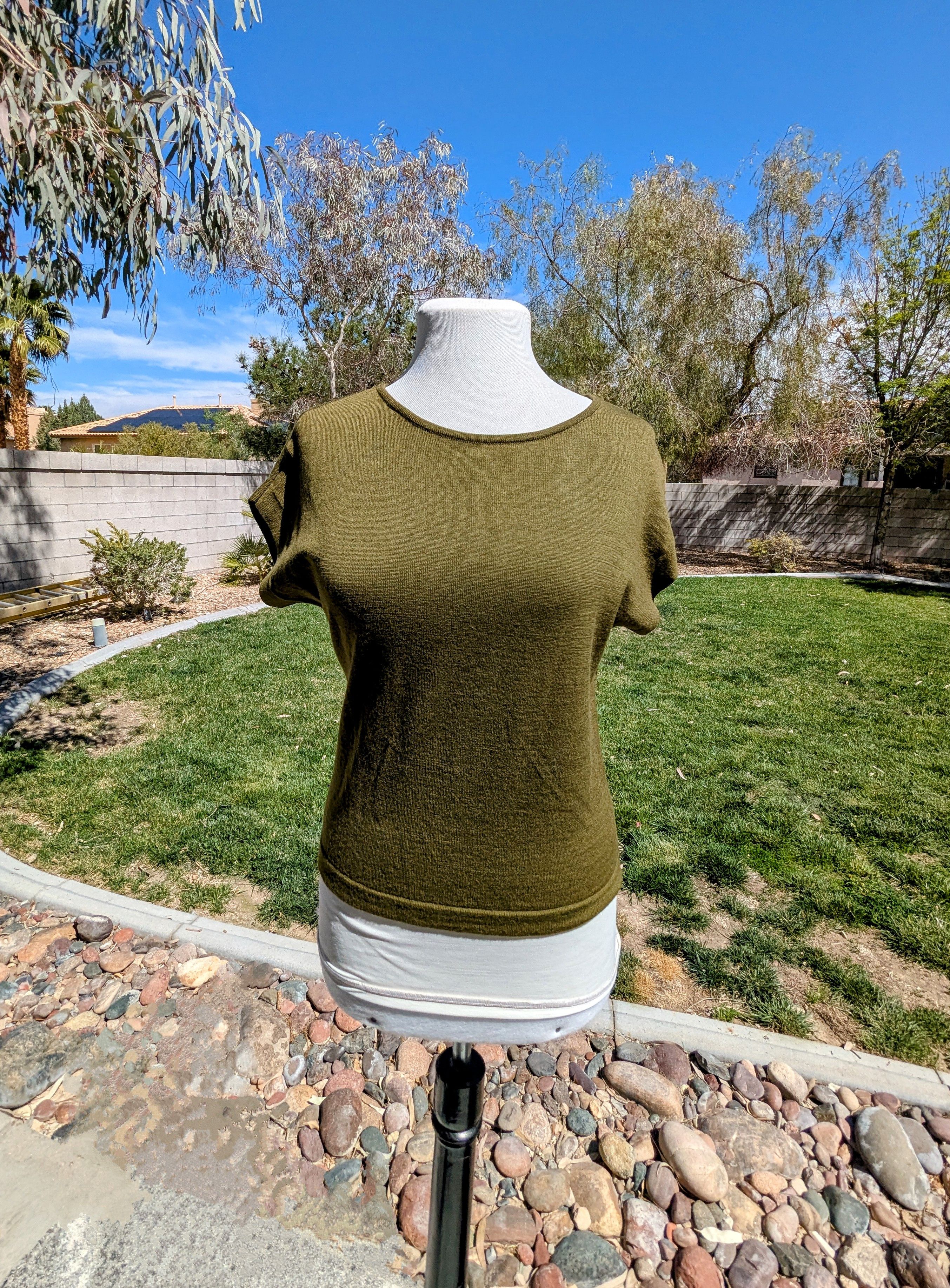 Vintage Vintage Olive 1960s Wool Pullover Scoop-Neck Med Top Size M / US 6-8 / IT 42-44 - 1 Thumbnail