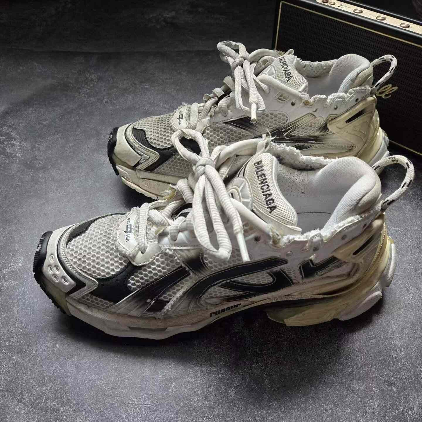 Balenciaga Balenciaga Running Black Lowtop Sneakers 42 Men Size US 9 / EU 42 - 1 Thumbnail