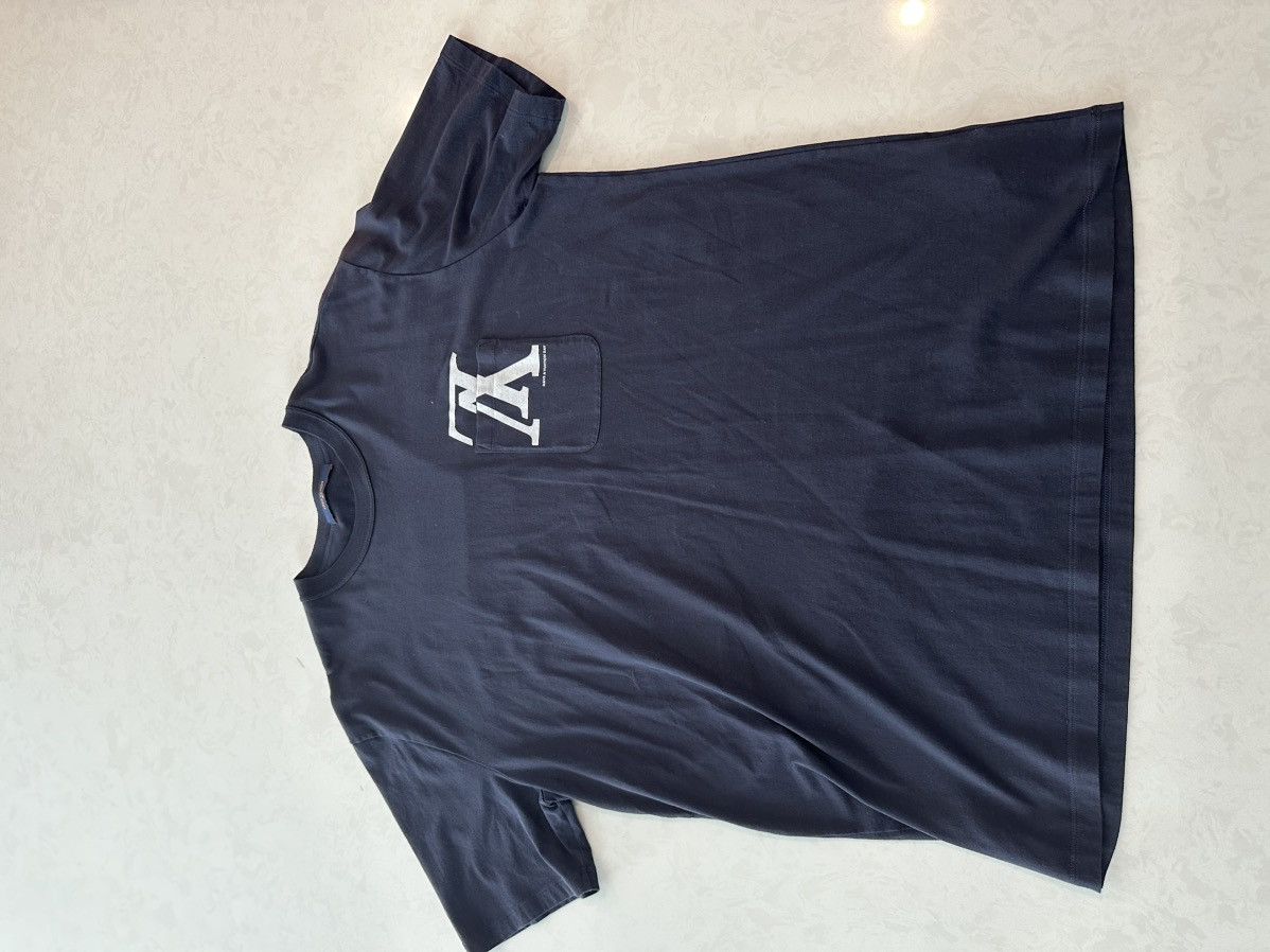 Louis Vuitton Louis Vuitton Upside Down Logo T shirt Size US XXL / EU 58 / 5 - 1 Thumbnail