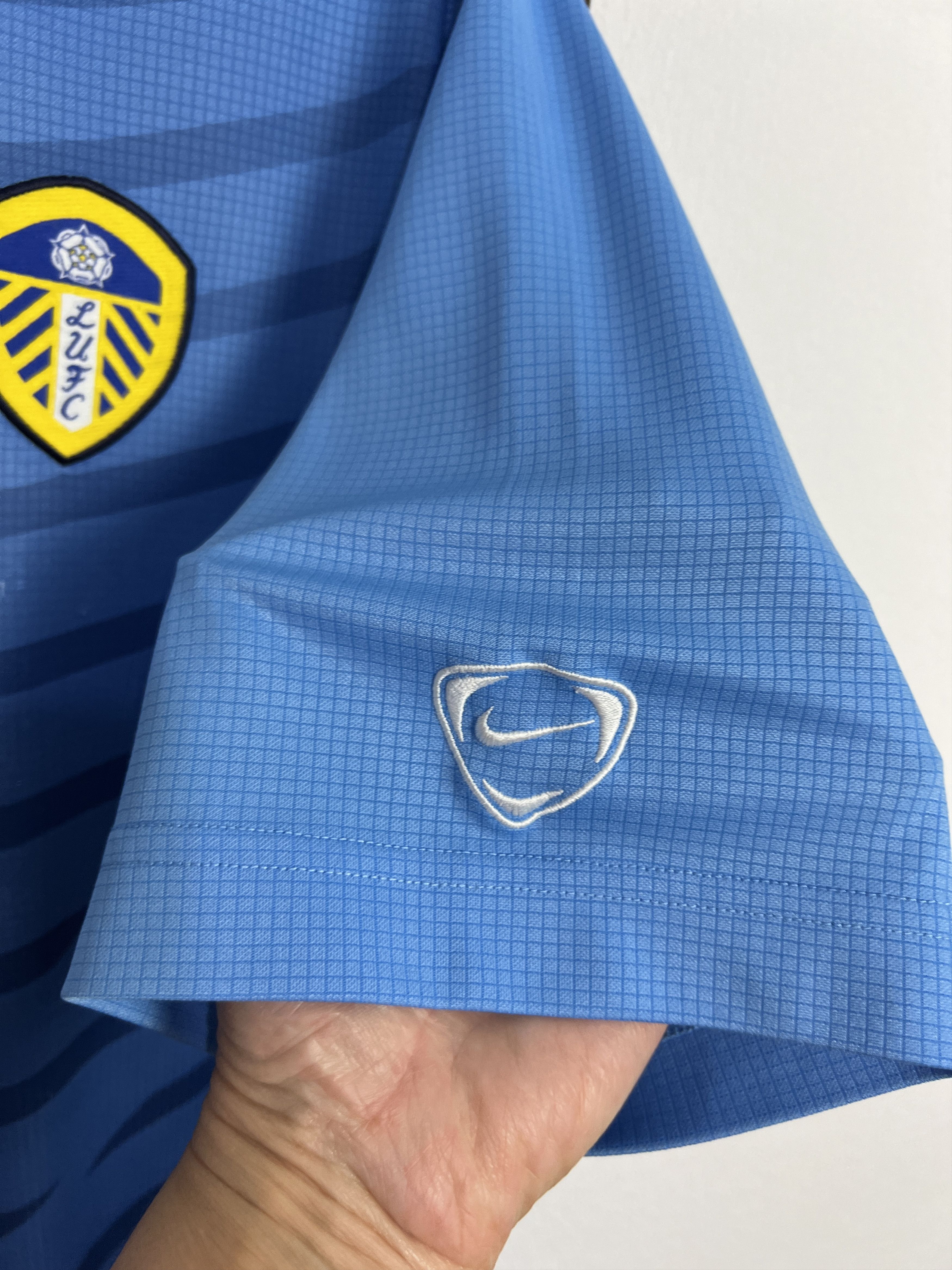 Nike Vintage Nike Leeds United Football Train Shirt Soccer Size US XL / EU 56 / 4 - 4 Thumbnail