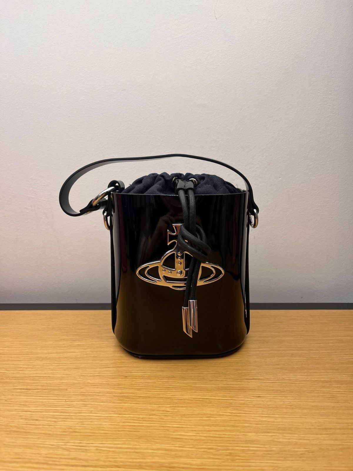 Vivienne Westwood O1F1D3Z0625 Size: Os / Daisy Bucket Bag In Black, Women's