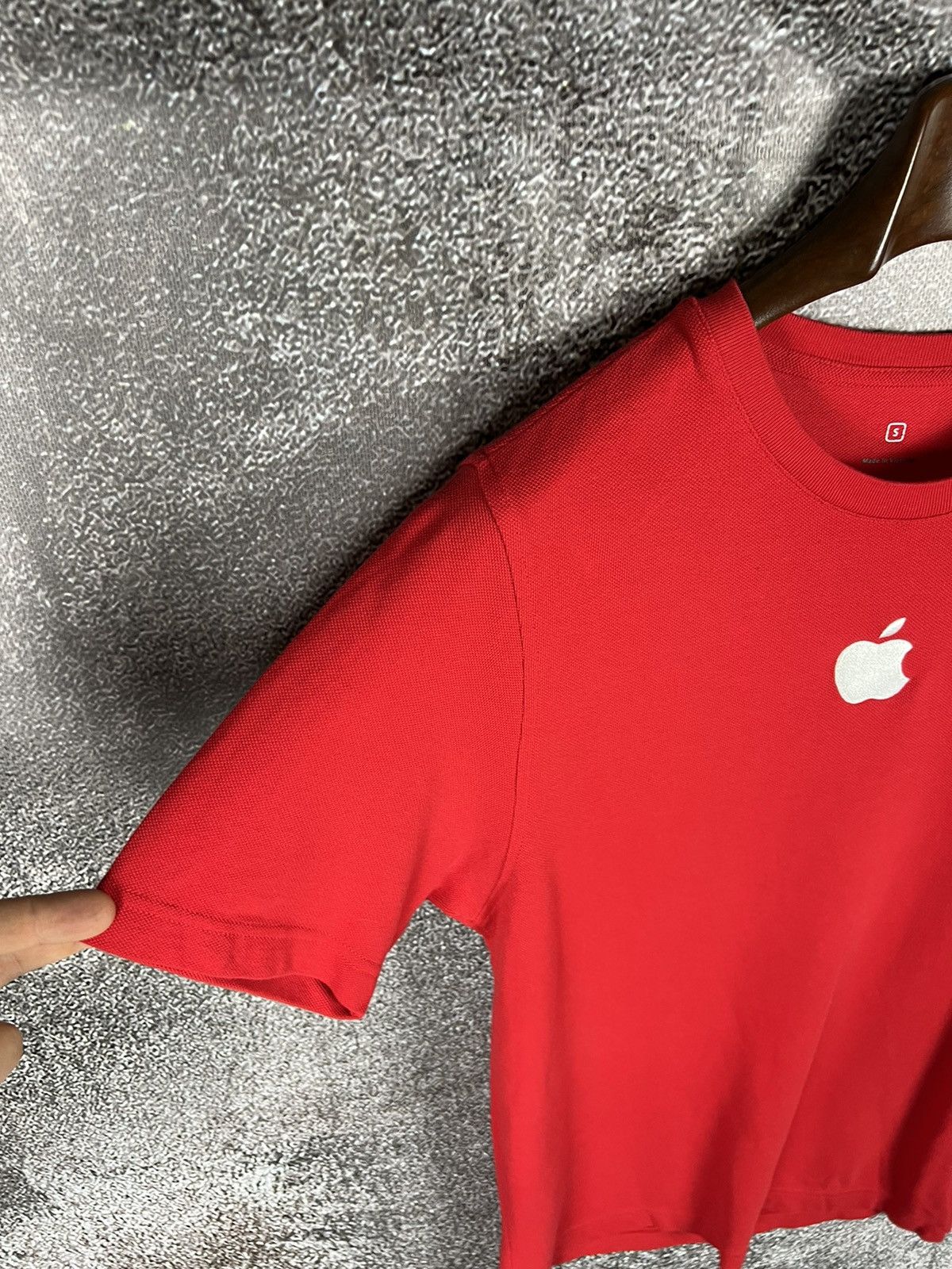 Apple 00s Apple employee embroidered logo red tee size small Size US S / EU 44-46 / 1 - 8 Thumbnail
