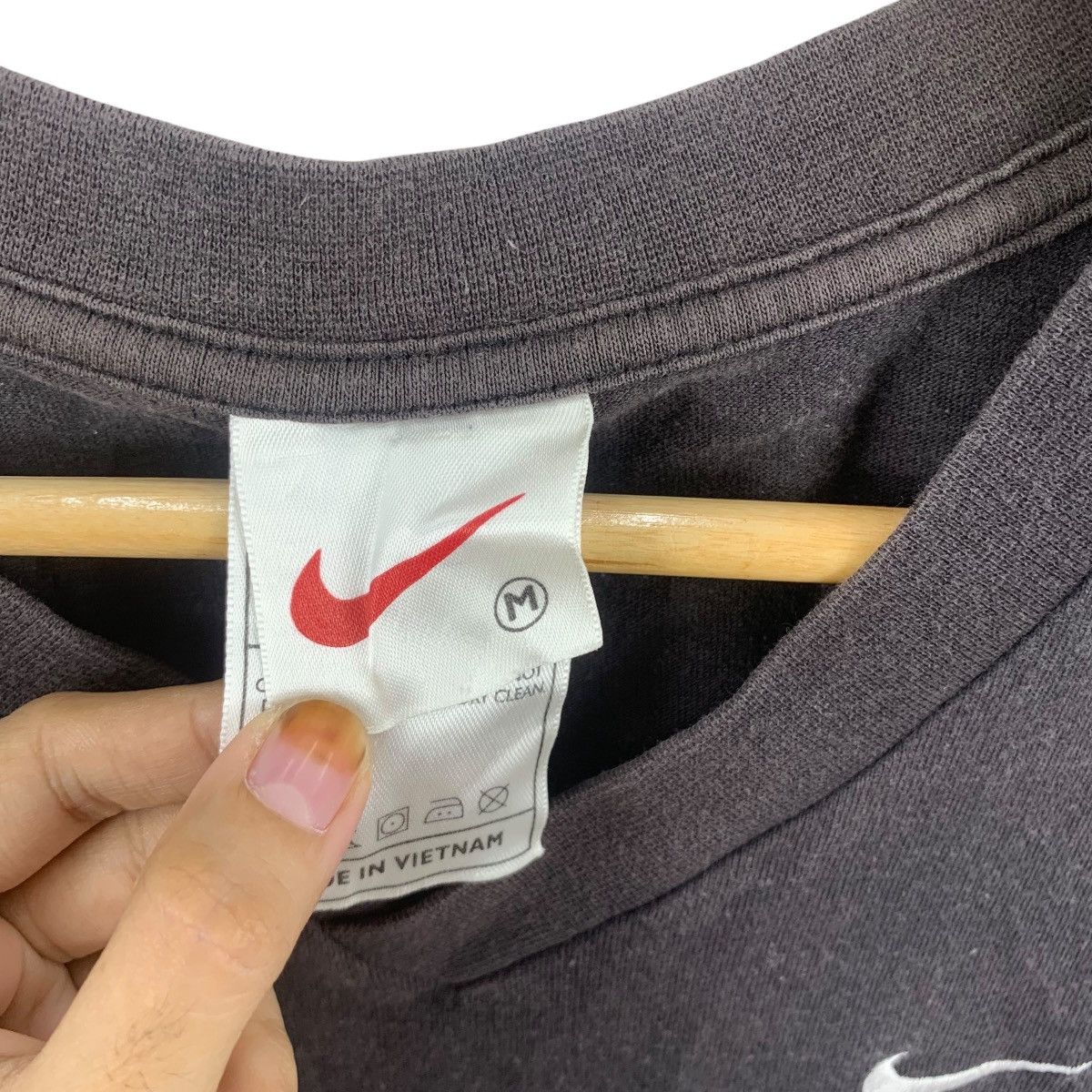 Nike Vintage NIKE USA SWOOSH Embroidered Logo Sun Faded Tee Size US L / EU 52-54 / 3 - 7 Thumbnail