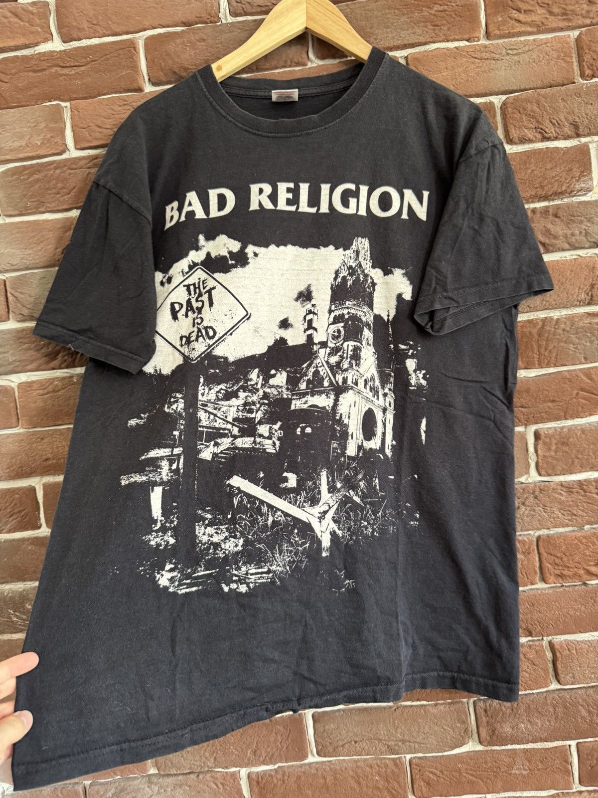 Band Tees Vintage 00s Bad Religion Past is Dead Punk Band Tshirt Size US L / EU 52-54 / 3 - 2 Thumbnail