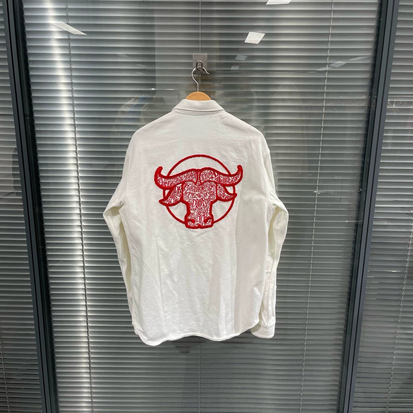 Dior Dior x Stussy Year of the Ox Velvet Embroidery Shirts Jkt 40 Size US M / EU 48-50 / 2 - 2 Thumbnail