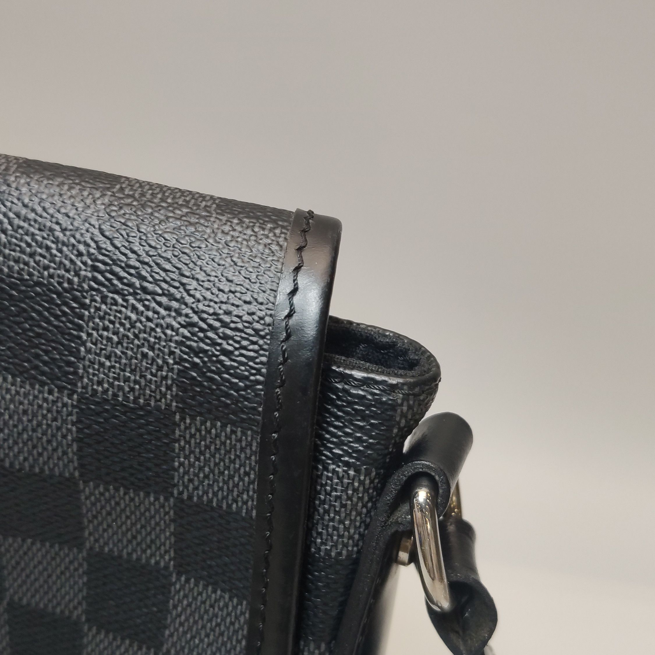 Louis Vuitton Louis Vuitton (LV) District leather checkerboard flap messe Size ONE SIZE - 2 Thumbnail