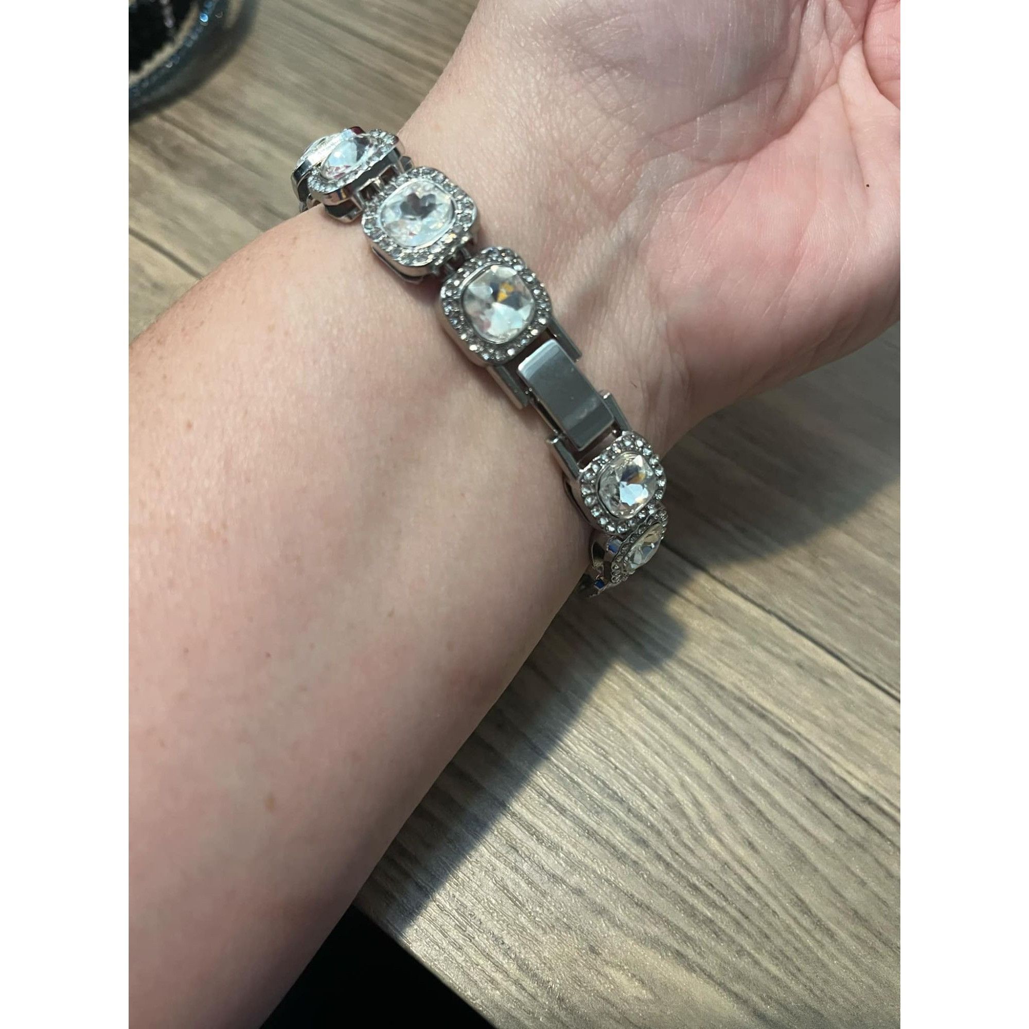 Other Gorgeous Bezel Set Bracelet Elegant Silver-Tone Crystal Rhin Size ONE SIZE - 4 Thumbnail