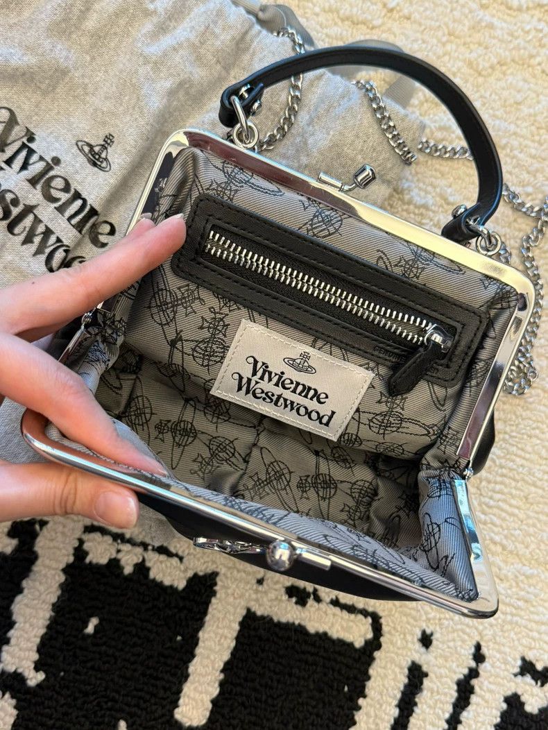 Vivienne Westwood Vivienne Westwood size os Black dumplings Size ONE SIZE - 3 Thumbnail