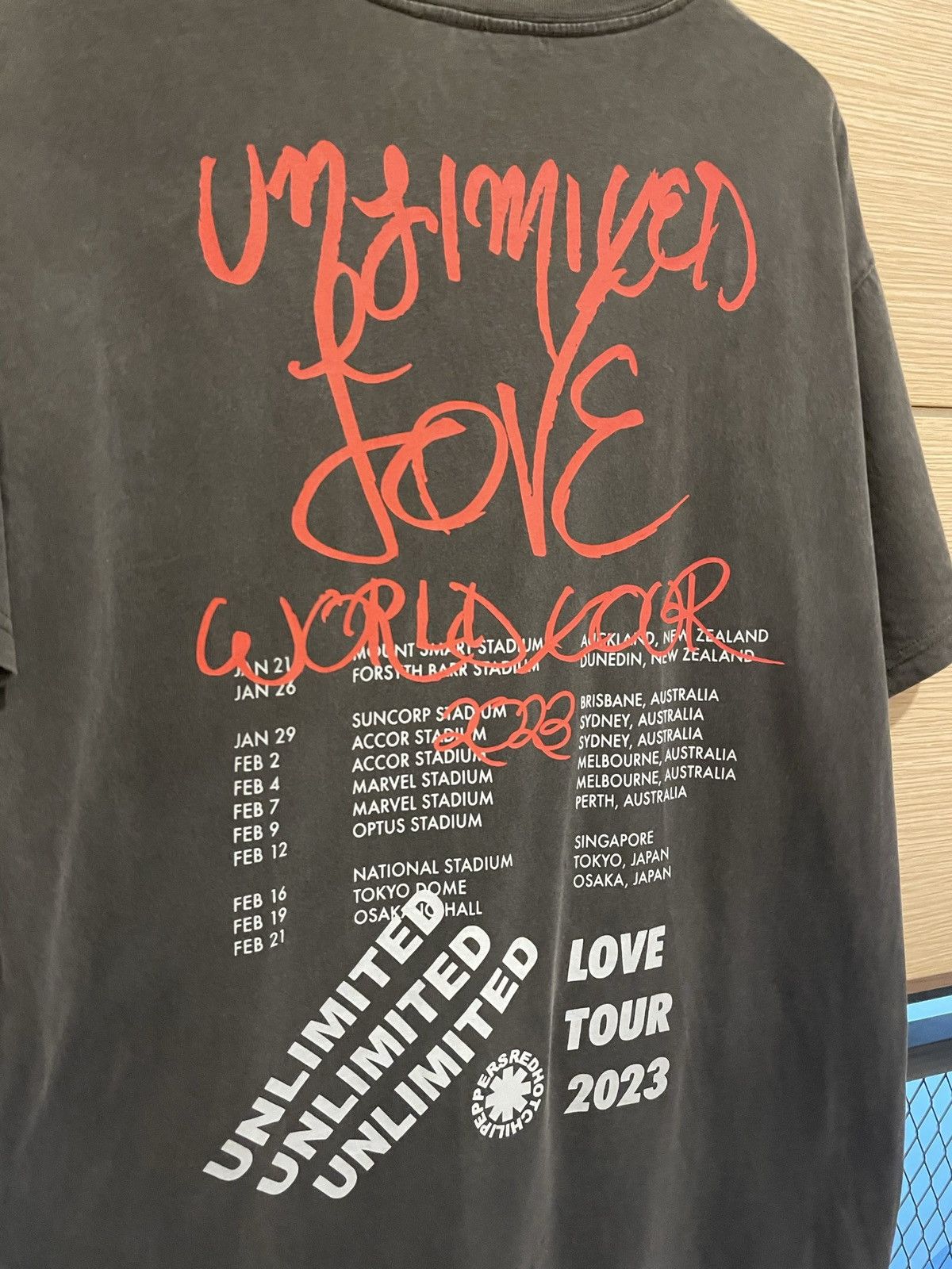 Band Tees Red Hot Chilli Peppers Unlimited Love World Tour 2023 Size US XL / EU 56 / 4 - 5 Thumbnail