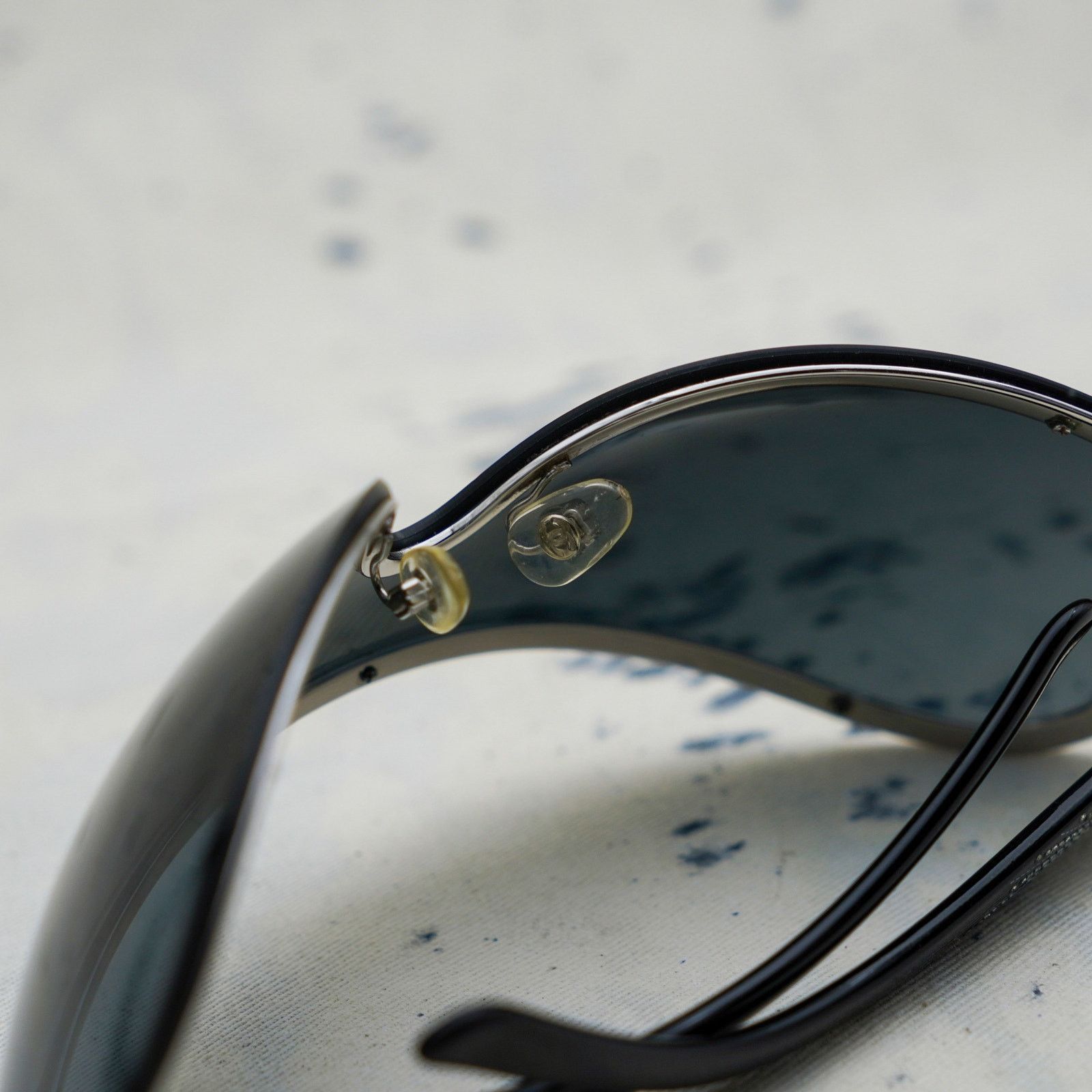 Chanel Vintage chanel 4148 black crystal cc logo shield sunglasses Size ONE SIZE - 9 Thumbnail
