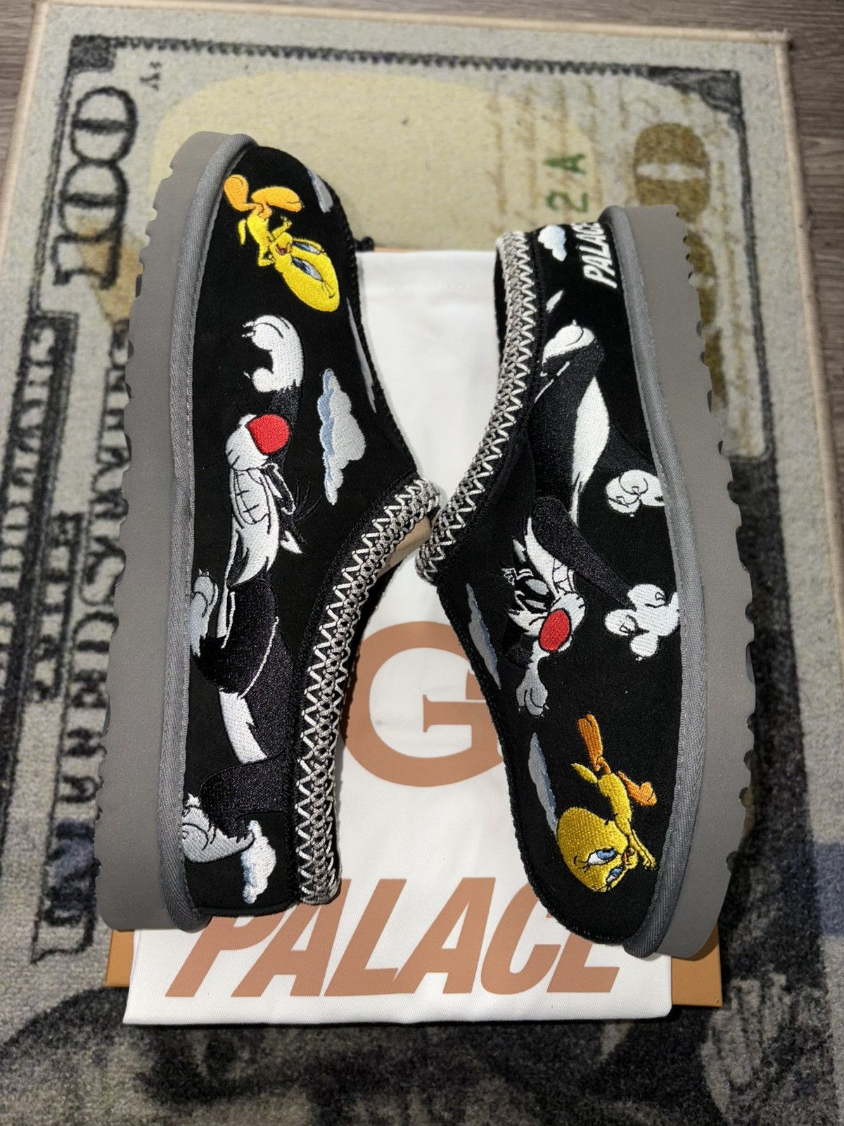 Palace × Ugg Palace UGG Tasman Slipper Looney Tunes Black Size US 8 / EU 41 - 1 Thumbnail