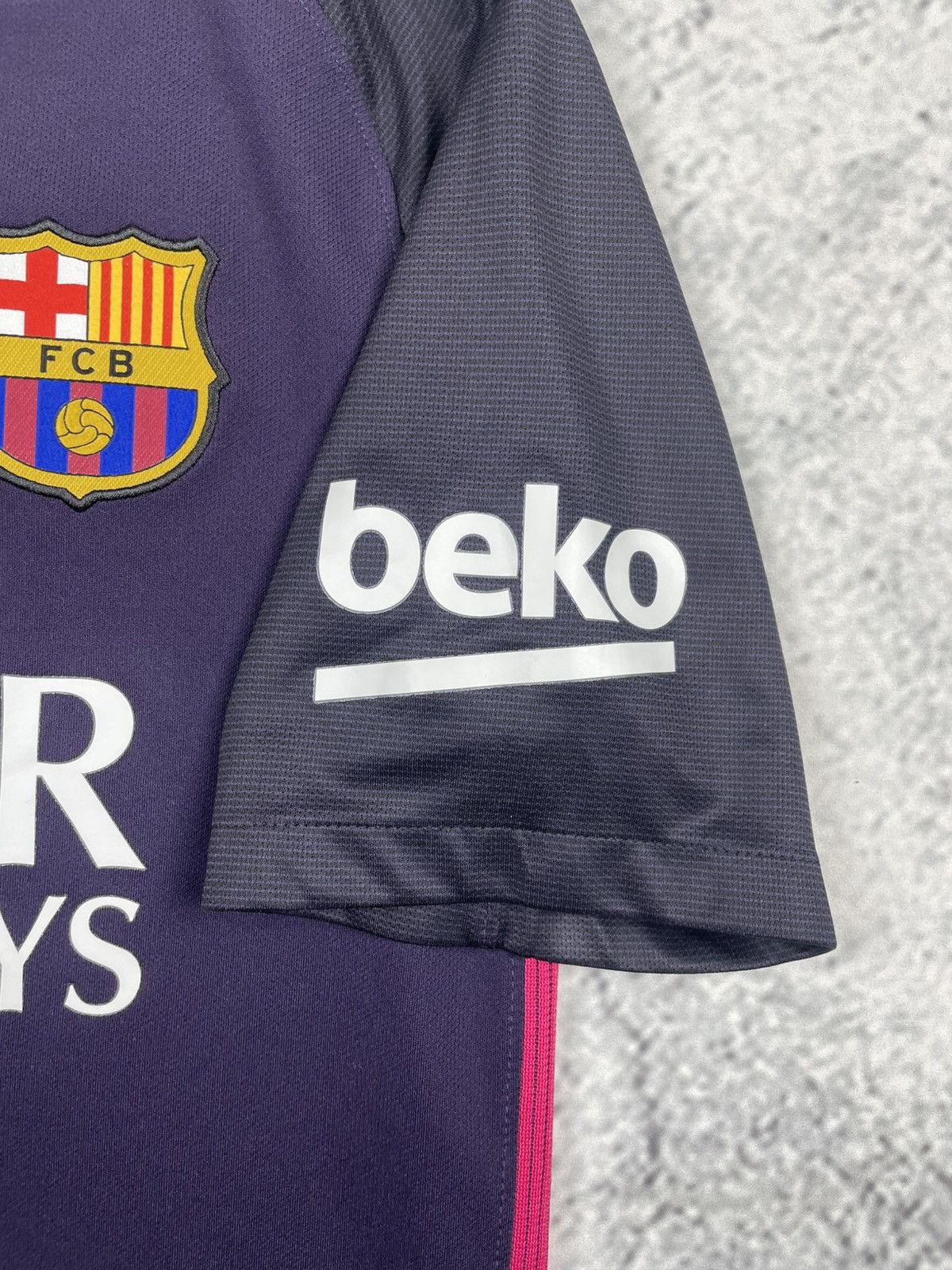 Nike Nike S FC Barcelona 16/17 Away #9 Suarez Jersey Drip OG eg Size US S / EU 44-46 / 1 - 9 Thumbnail