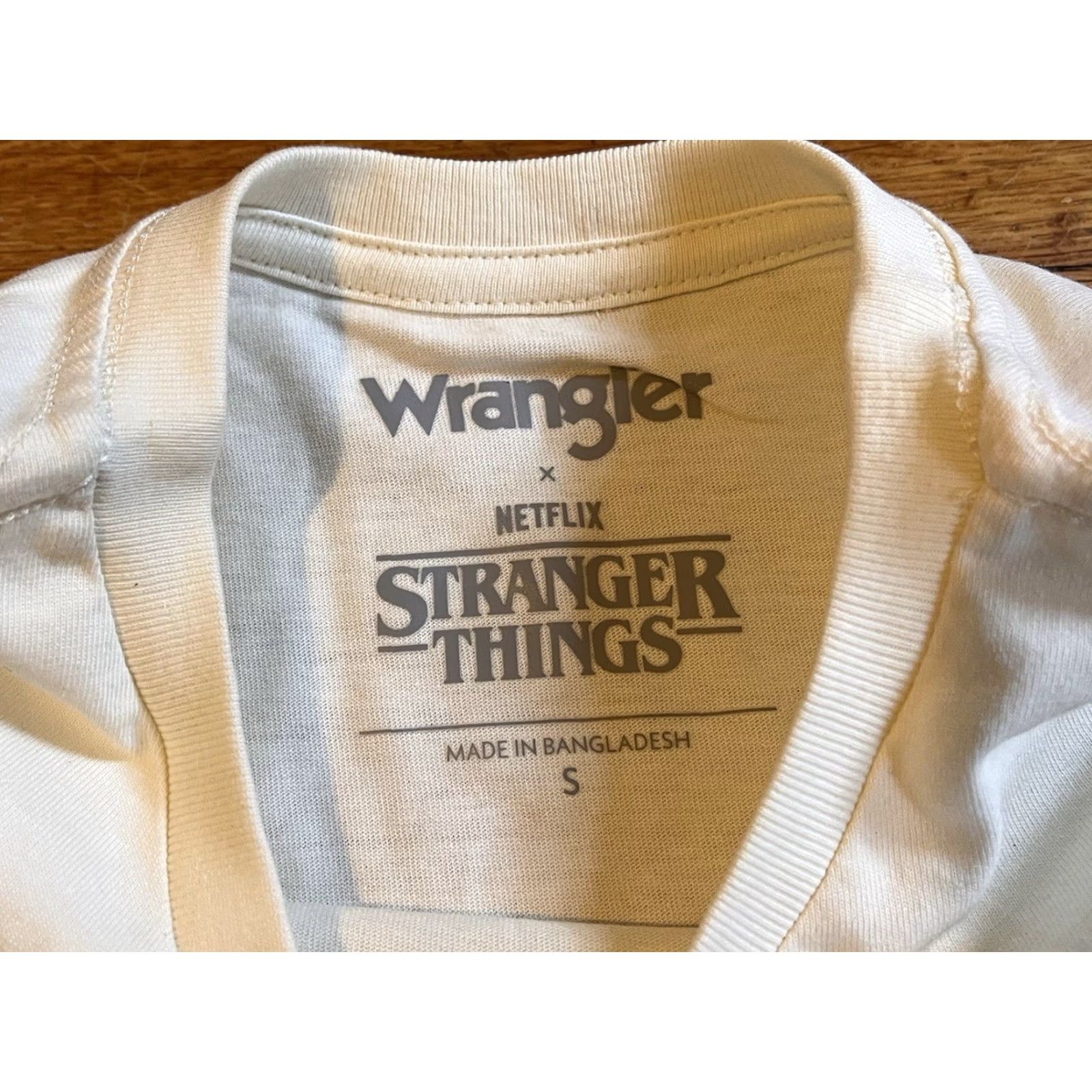 Wrangler Wrangler The Squawk Hawkins Radio Shirt White Women’s Small Short Sleeve Crew Neck Jersey Cotton 80s Horror Graphic T-Shirt Apparel Womens Size S / US 4 / IT 40 - 6 Thumbnail