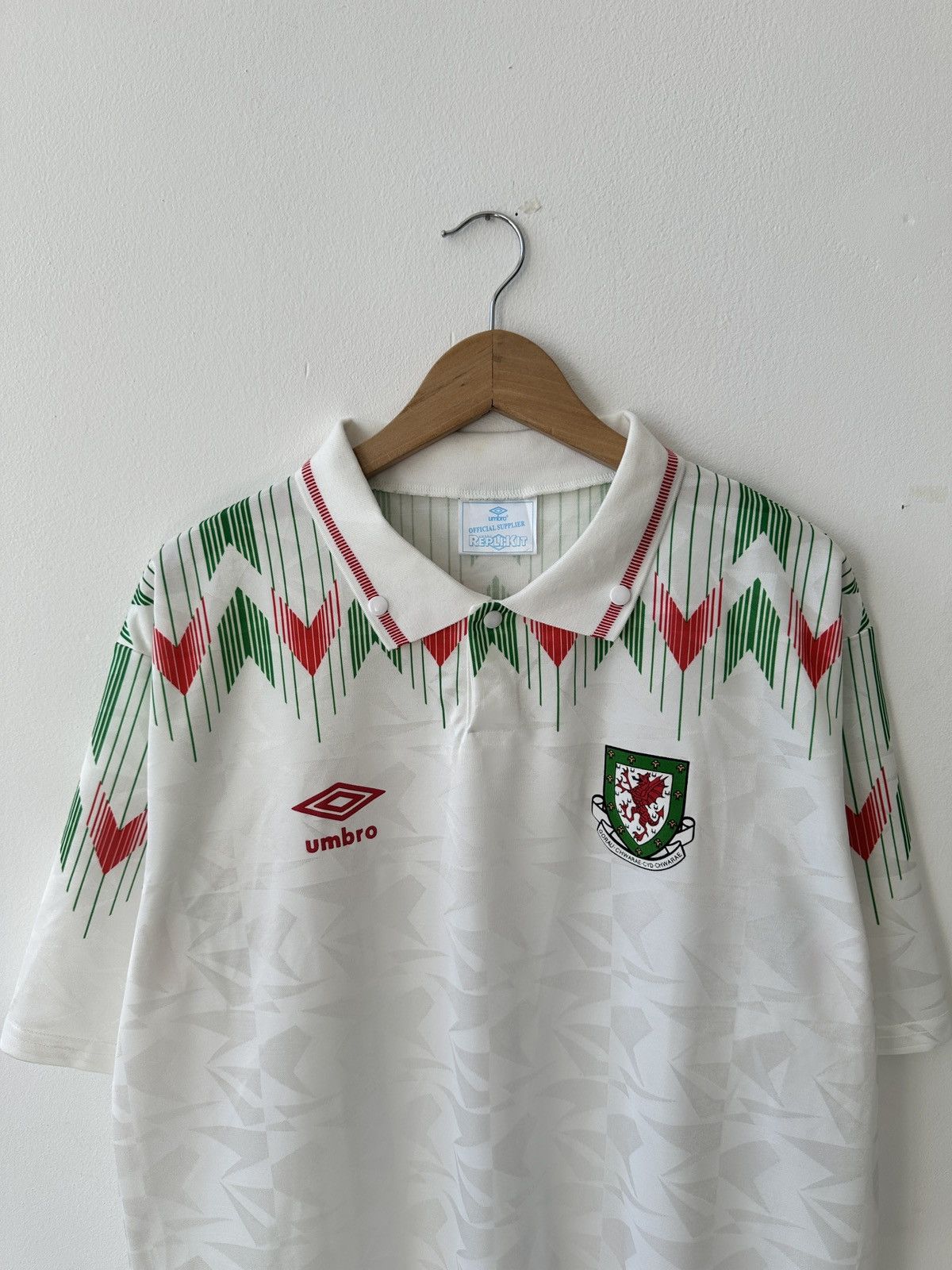 Umbro 1990/92 Wales Retro Shirt Vintage Classic Away White Umbro Size US XXL / EU 58 / 5 - 3 Thumbnail