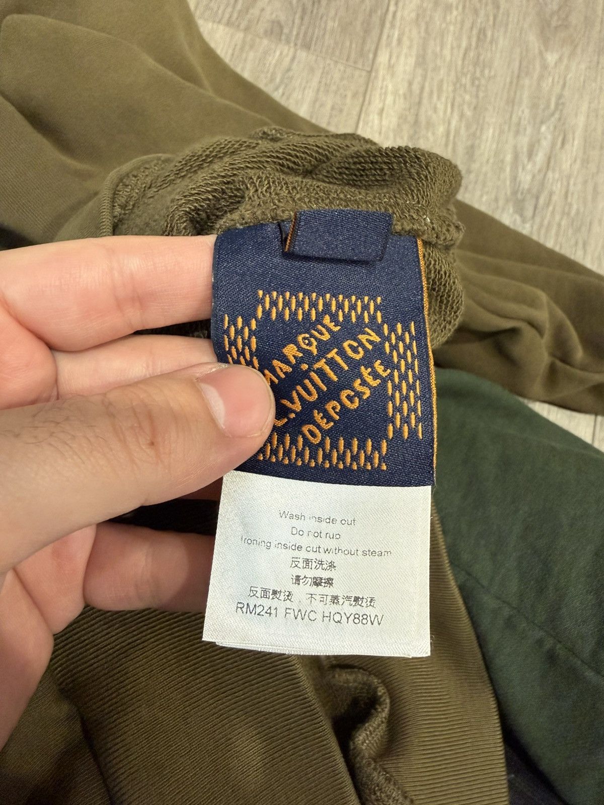Louis Vuitton Louis Vuitton Lovers Olive Sweatshirt Size US M / EU 48-50 / 2 - 7 Thumbnail