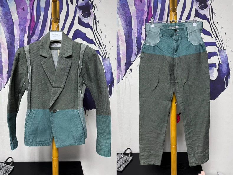Issey Miyake Issey Miyake size:2 A grey-green color-blocked suit Size XS / US 0-2 / IT 36-38 - 1 Thumbnail