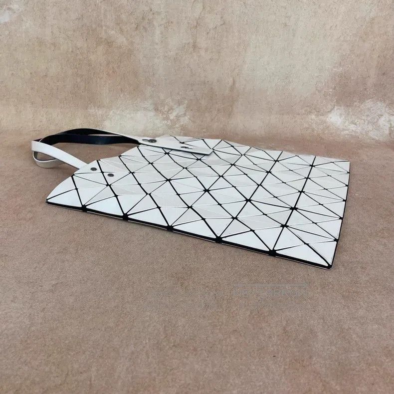 Issey Miyake Issey Miyake White Classic Quilted Tote Shoulder Bag Size ONE SIZE - 4 Thumbnail