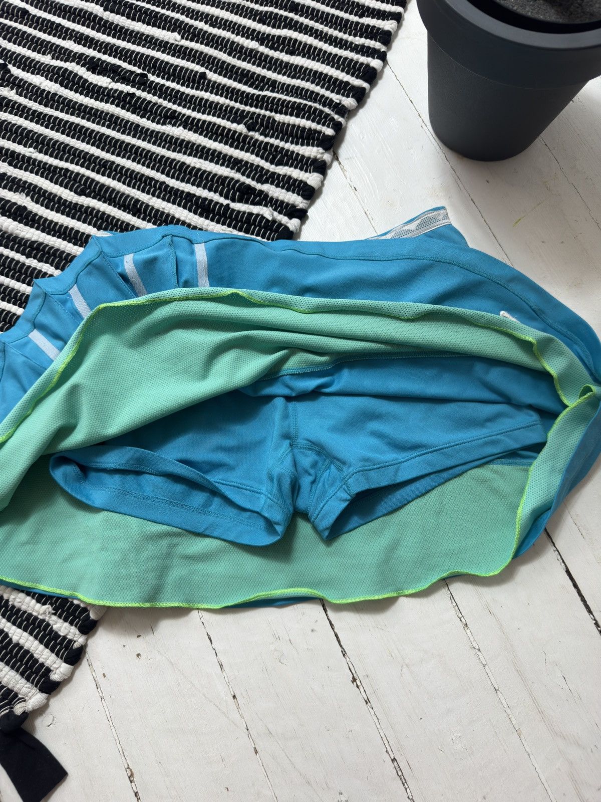 Nike VINTAGE NIKE 2000s PLEATED MINI SKIRT / SHORTS Size 30" / US 8 / IT 44 - 8 Thumbnail